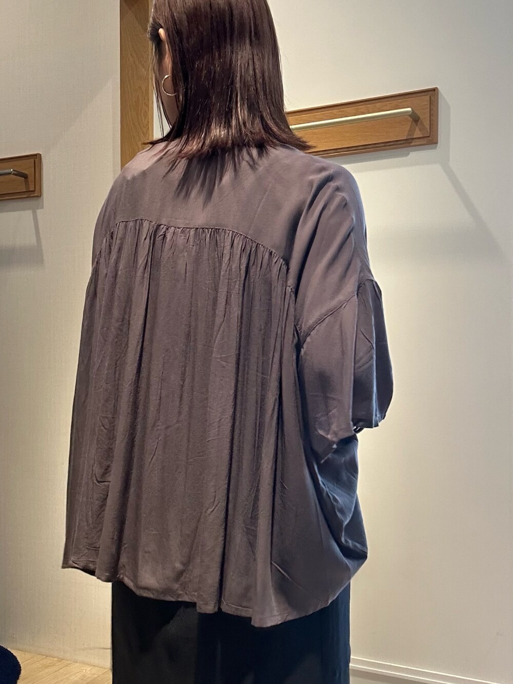 グレー系のシャツ/ブラウス、ブラック系のスカート、ベージュ系のボストンバッグを着用したレディースの夏コーディネートの9枚目の写真