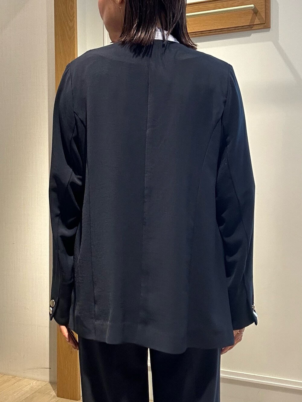 ブルー系のノーカラージャケット、ブルー系のシャツ/ブラウス、ブルー系のその他パンツを着用したレディースの夏コーディネートの7枚目の写真