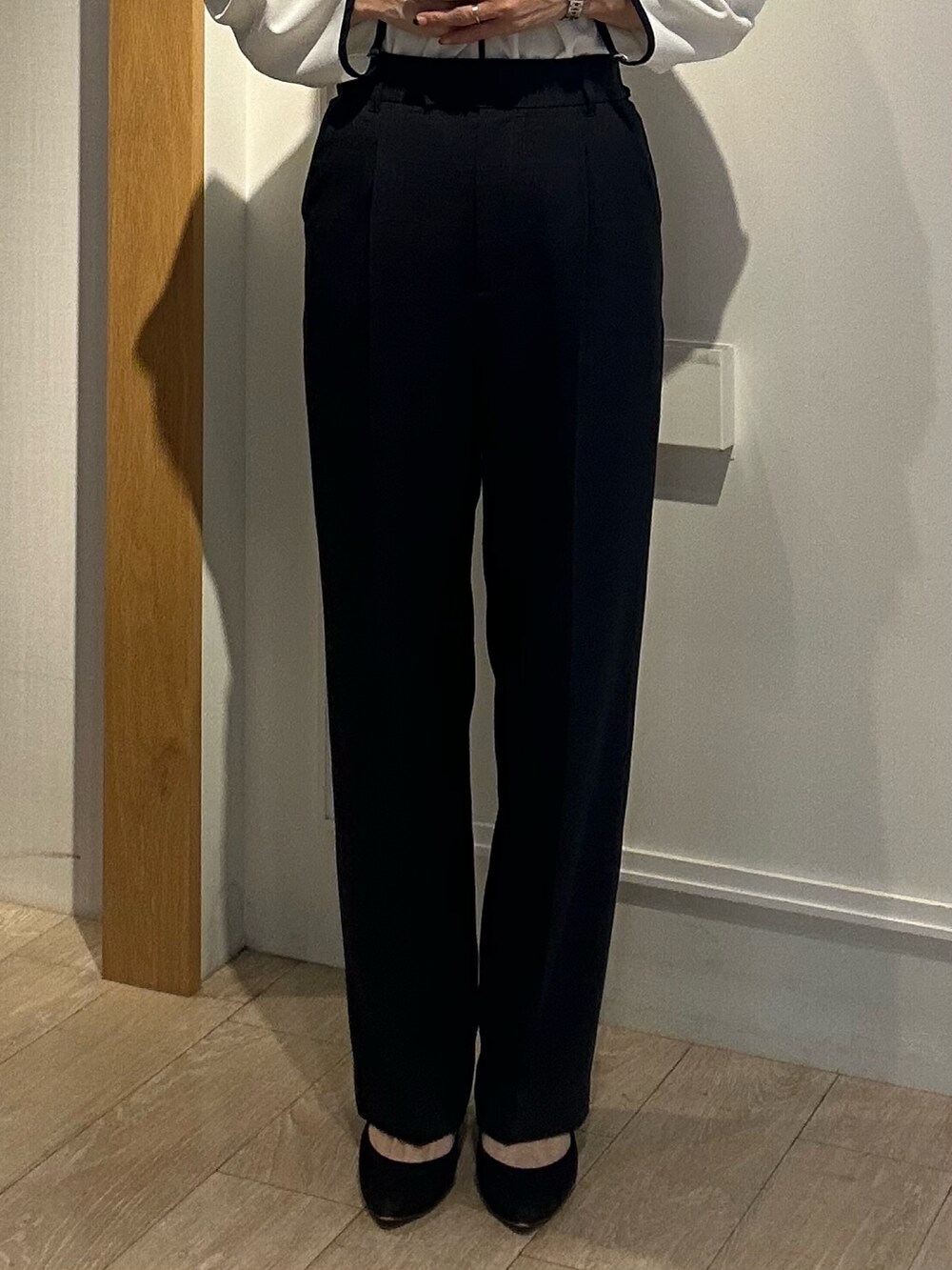 グレー系のノーカラージャケット、ホワイト系のシャツ/ブラウス、グレー系のその他パンツを着用したレディースの秋コーディネートの10枚目の写真