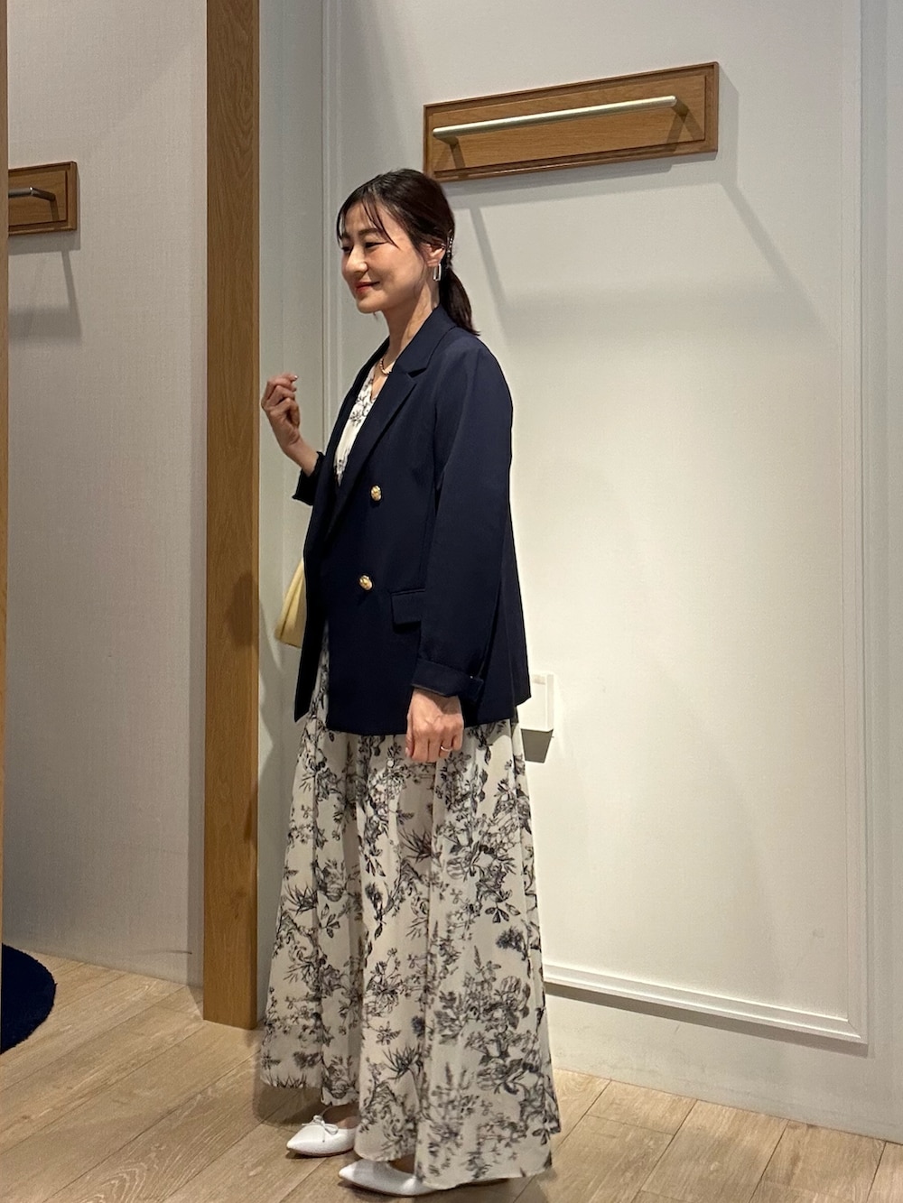 「休日スタイル、オトナカジュアル、オトナ女子、春服、春カラー、キレイめ、40代ファッション、紺ブレ、ジャケット、ジャケットスタイル、ジャケットコーデ、フラワープリント、花柄、花柄ワンピース、フラワープリントワンピース」｜「MICO COULIERのフラワープリントワンピース（ワンピース、ベージュ系）」を使った、daimonさん（骨格ナチュラル・レディース・154cm）の春コーディネートの2枚目の写真