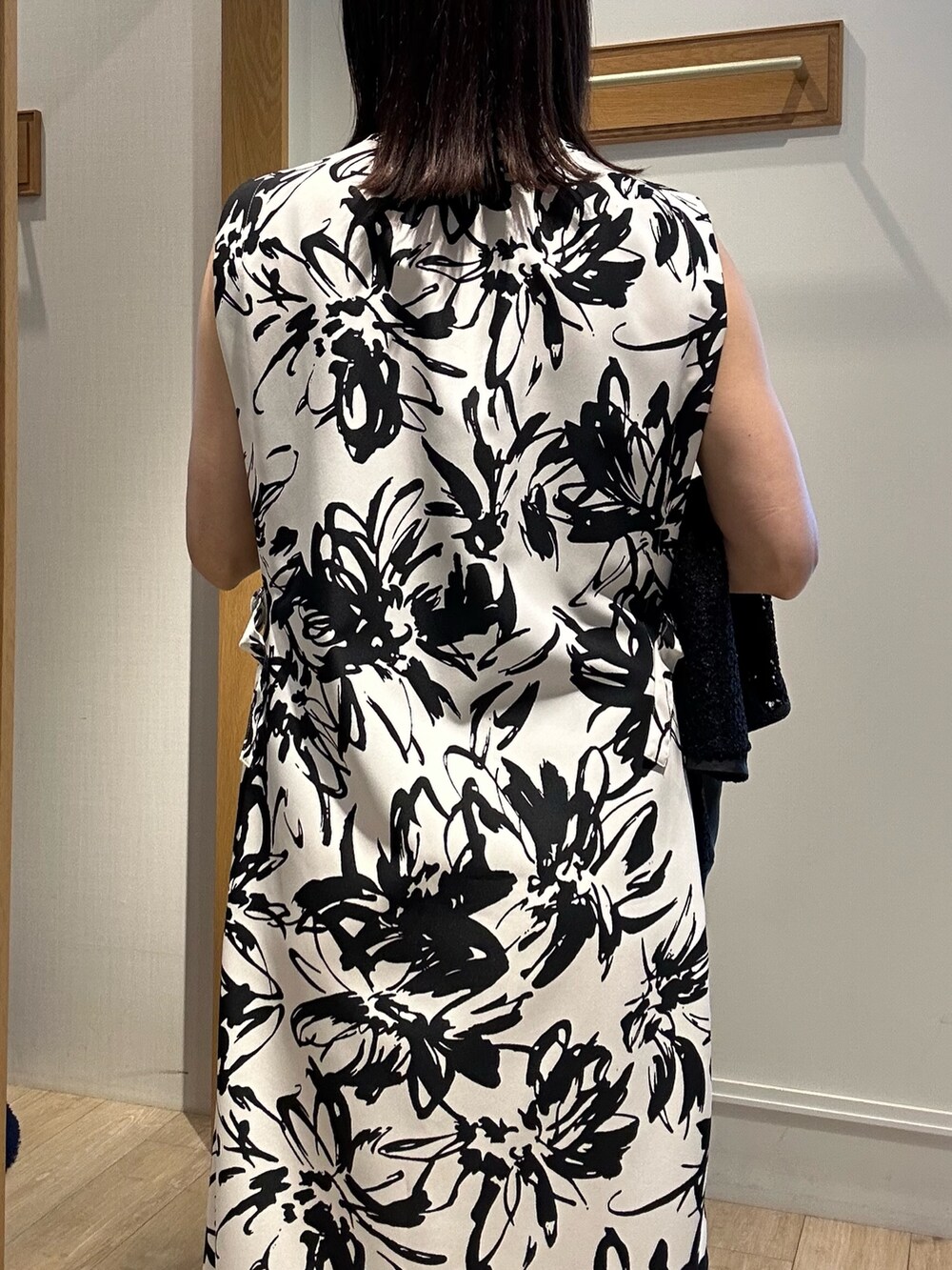 ホワイト系のワンピース、ブラック系のトートバッグを着用したレディースの秋コーディネートの7枚目の写真