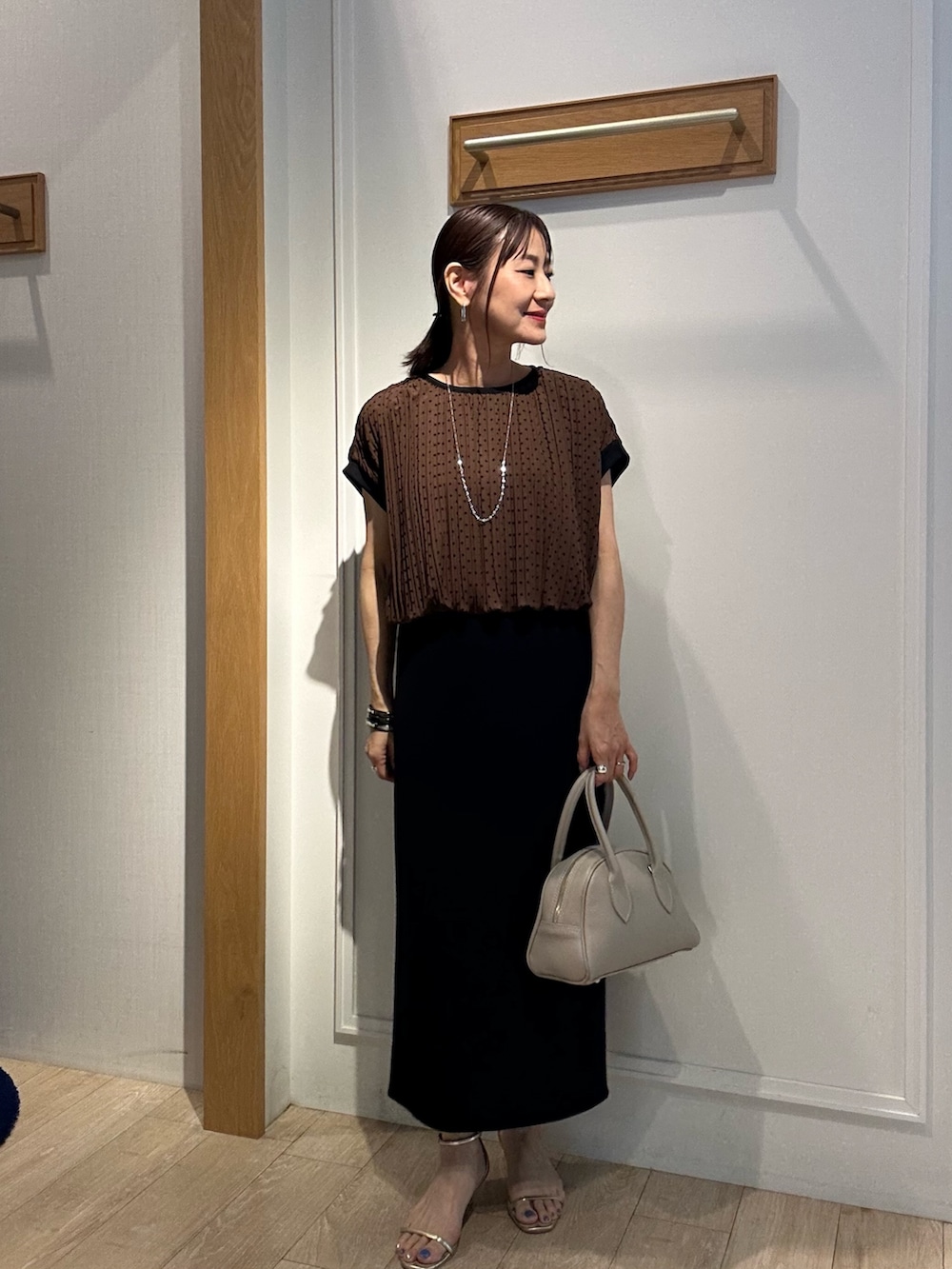 「シアートップス、オトナ女子、シンプルスタイル、夏服コーデ、大人ファッション、夏ファッション、キレイめコーデ、150cm台コーデ、ブラウン、オトナカワイイ、おでかけコーデ、154cm、ドットブラウス、低身長コーデ、低身長女子」｜「MICO COULIERのカットジョーゼットタイトスカート（スカート、ブラック系）」を使った、daimonさん（レディース・154cm）の夏コーディネートの5枚目の写真