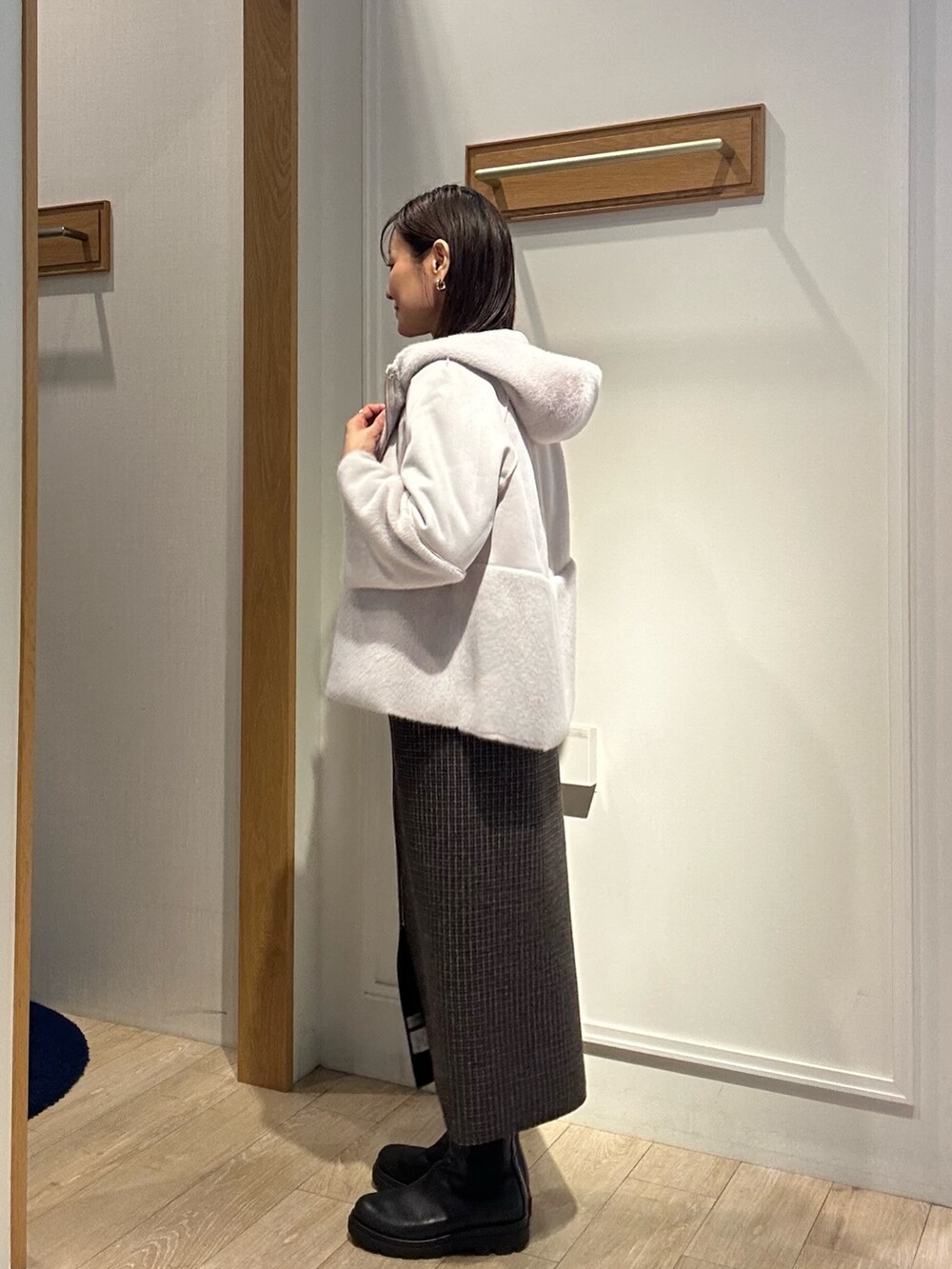 「冬アウター、秋冬コーデ、大人かわいい、休日コーデ、おでかけコーデ、オトナカジュアル、キレイめ、シンフルコーデ、きれいめコーディネート、お仕事コーデ、あったかコーデ、低身長コーデ、ムートンコート、ファーコート、40代ファッション」｜「MICO COULIERのフェイクムートンファーコート（ブルゾン、グレー系）」を使った、daimonさん（骨格ナチュラル・レディース・154cm）の冬コーディネートの2枚目の写真