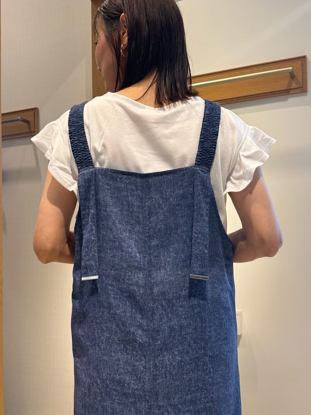 ブルー系のワンピース、レッド系のシャツ/ブラウス、ホワイト系のTシャツ/カットソーを着用したレディースの夏コーディネートの8枚目の写真