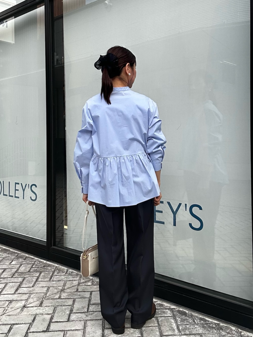 ブルー系のその他パンツ、ベージュ系のブルゾン、ブルー系のシャツ/ブラウスを着用したレディースの春コーディネートの10枚目の写真