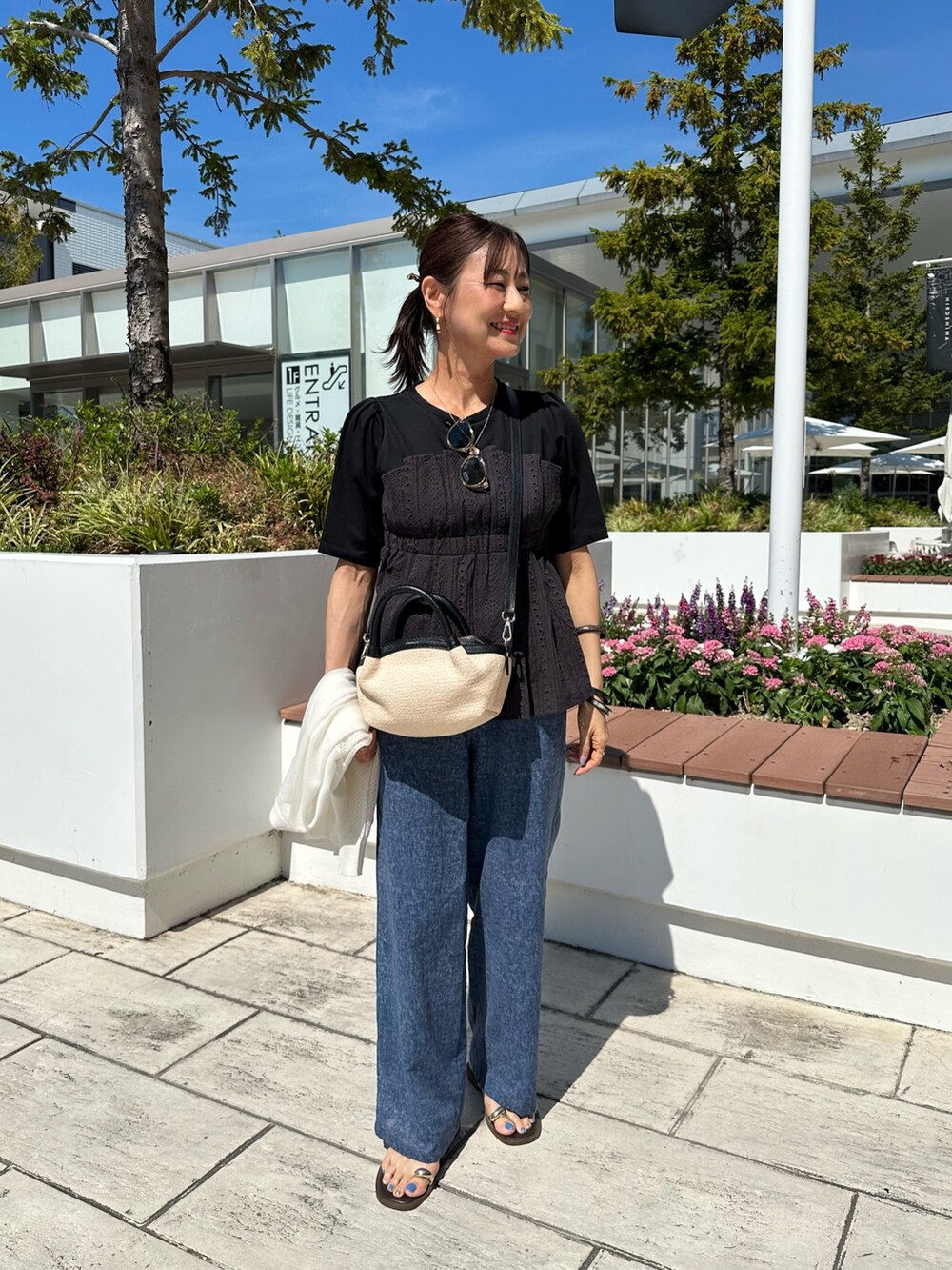 グレー系のTシャツ/カットソー、ブルー系のその他パンツ、ホワイト系のカーディガン/ボレロを着用したレディースの夏コーディネートの5枚目の写真