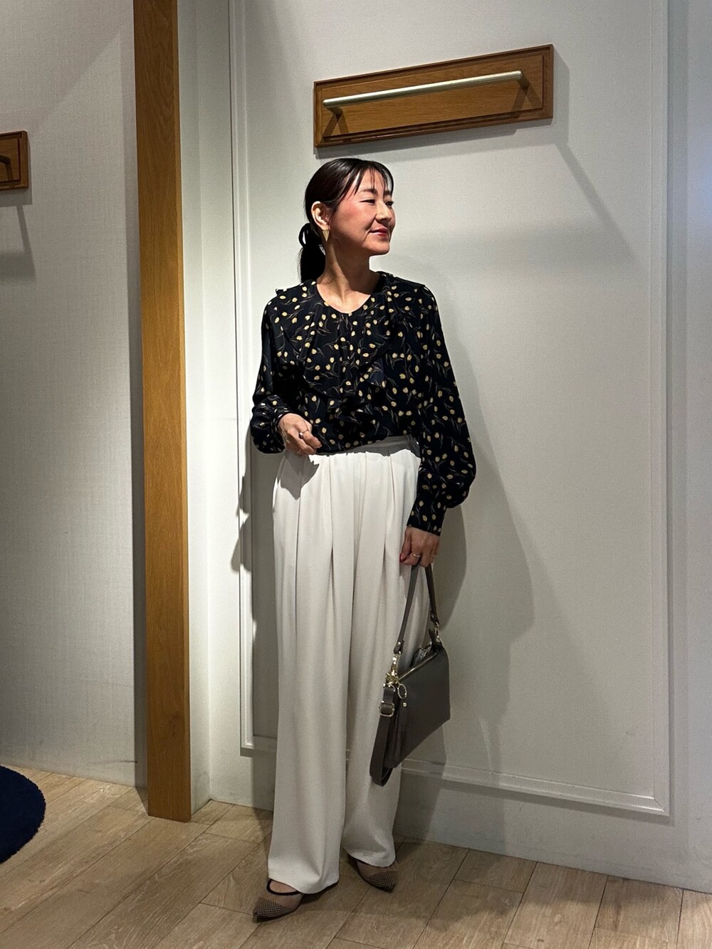 ベージュ系のテーラードジャケット、ブルー系のシャツ/ブラウス、ホワイト系のその他パンツを着用したレディースの春コーディネートの9枚目の写真