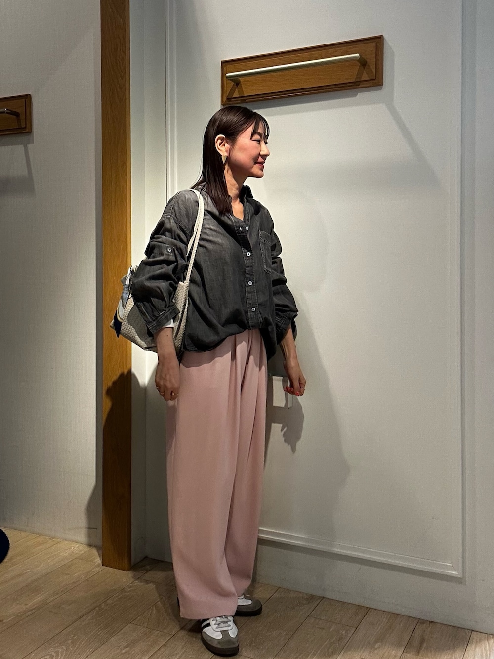 グレー系のシャツ/ブラウス、ホワイト系のトートバッグ、ピンク系のその他パンツを着用したレディースの冬コーディネートの4枚目の写真