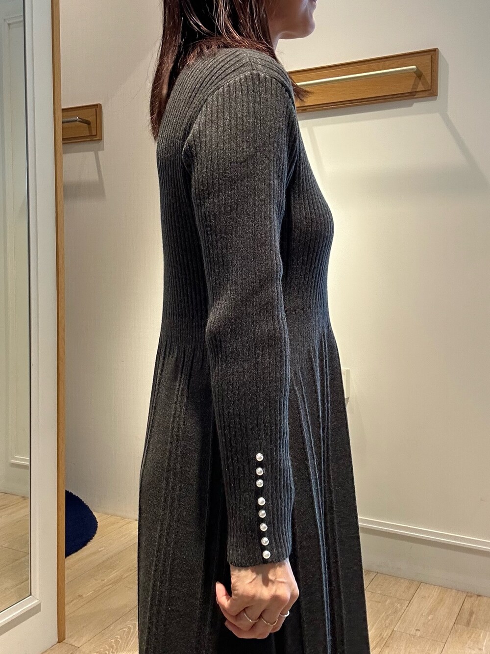 グレー系のワンピース、ブラック系のダウンジャケット/コート、ベージュ系のブルゾンを着用したレディースの冬コーディネートの6枚目の写真