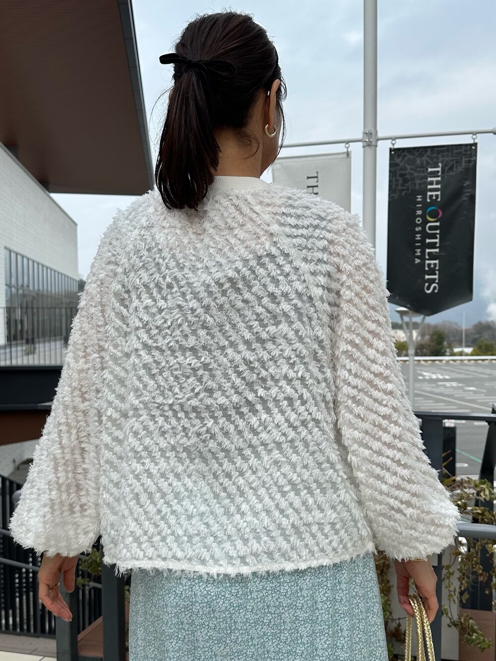 「春コーデ、春めき満開コーデ、春服コーデ、大人可愛い、大人コーデ、春、低身長女子、お花見コーデ、150cm台コーデ、低身長コーデ、シャギーカーディガン、花柄、花柄スカート、シアー、春服」｜「MICO COULIERのミニフラワープリントスカート（スカート、グリーン系）」を使った、daimonさん（骨格ナチュラル・レディース・154cm）の春コーディネートの7枚目の写真