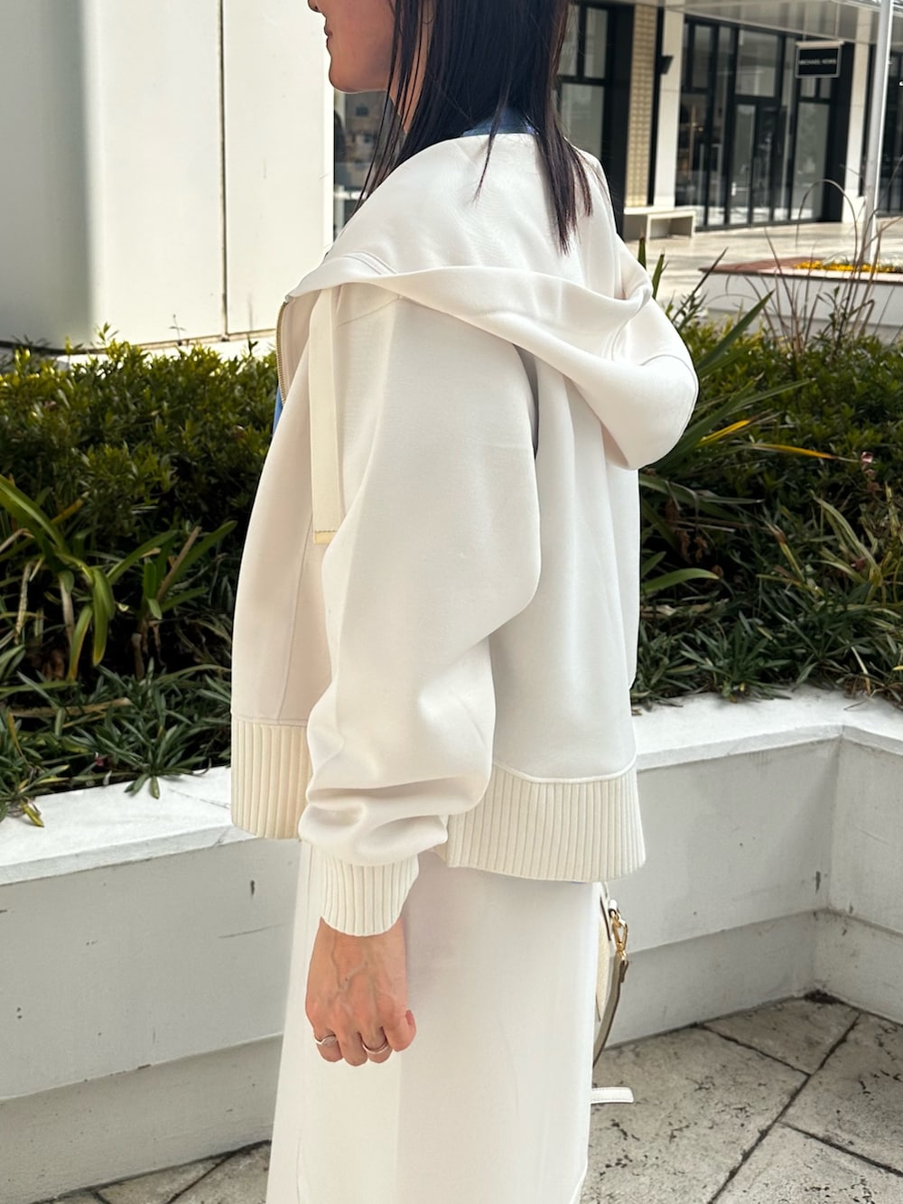 ホワイト系のパーカー、ホワイト系のスカート、ブルー系のシャツ/ブラウスを着用したレディースの冬コーディネートの5枚目の写真