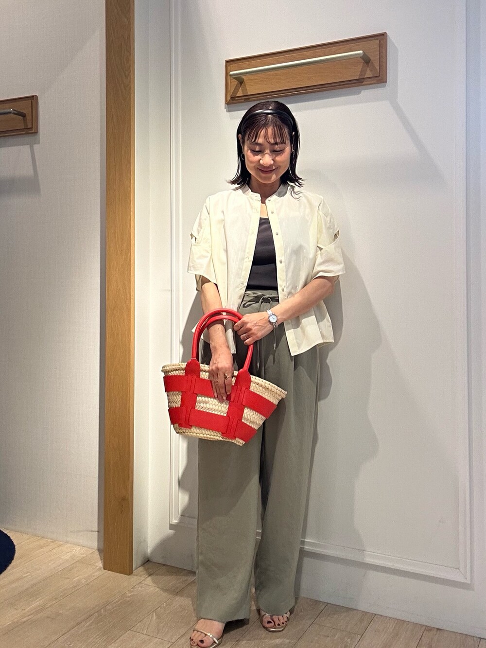 「柄シャツ、ワイドパンツ、サンダル、シャツスタイル、シンプルコーデ、きれいめコーデ、楽チンコーデ、大人女子、低身長女子、大人ファッション、低身長コーデ、おしゃれさんと繋がりたい、オフィスカジュアル、大人コーデ、アラフォー」｜「NOLLEY’Sのアイテム（バッグ、レッド系）」を使った、daimonさん（レディース・154cm）の春コーディネートの3枚目の写真