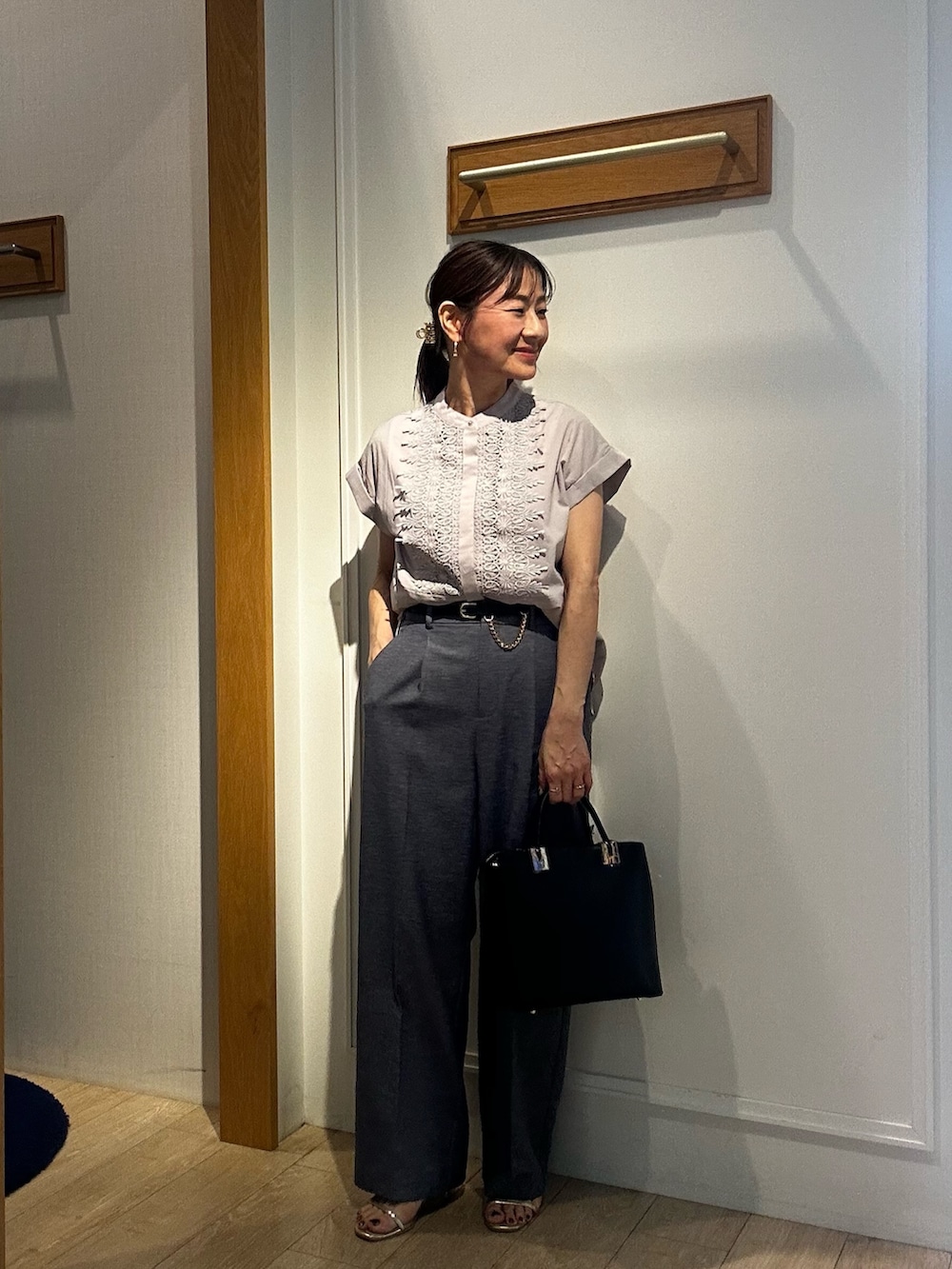 イエロー系のダウンジャケット/コート、ベージュ系のシャツ/ブラウス、ブルー系のその他パンツを着用したレディースの夏コーディネートの5枚目の写真