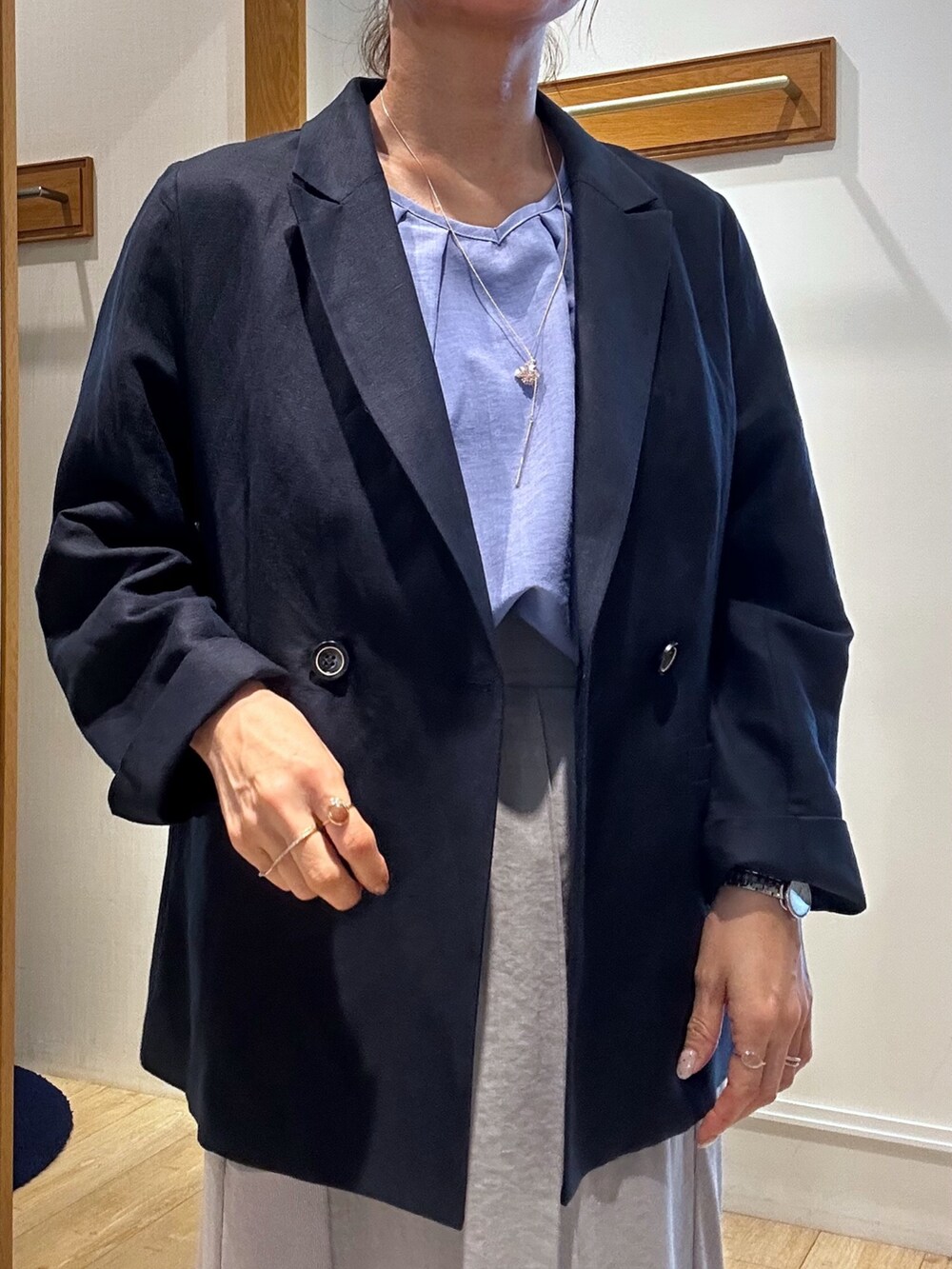 ブルー系のシャツ/ブラウス、ブルー系のテーラードジャケット、グレー系のスカートを着用したレディースの春コーディネートの5枚目の写真