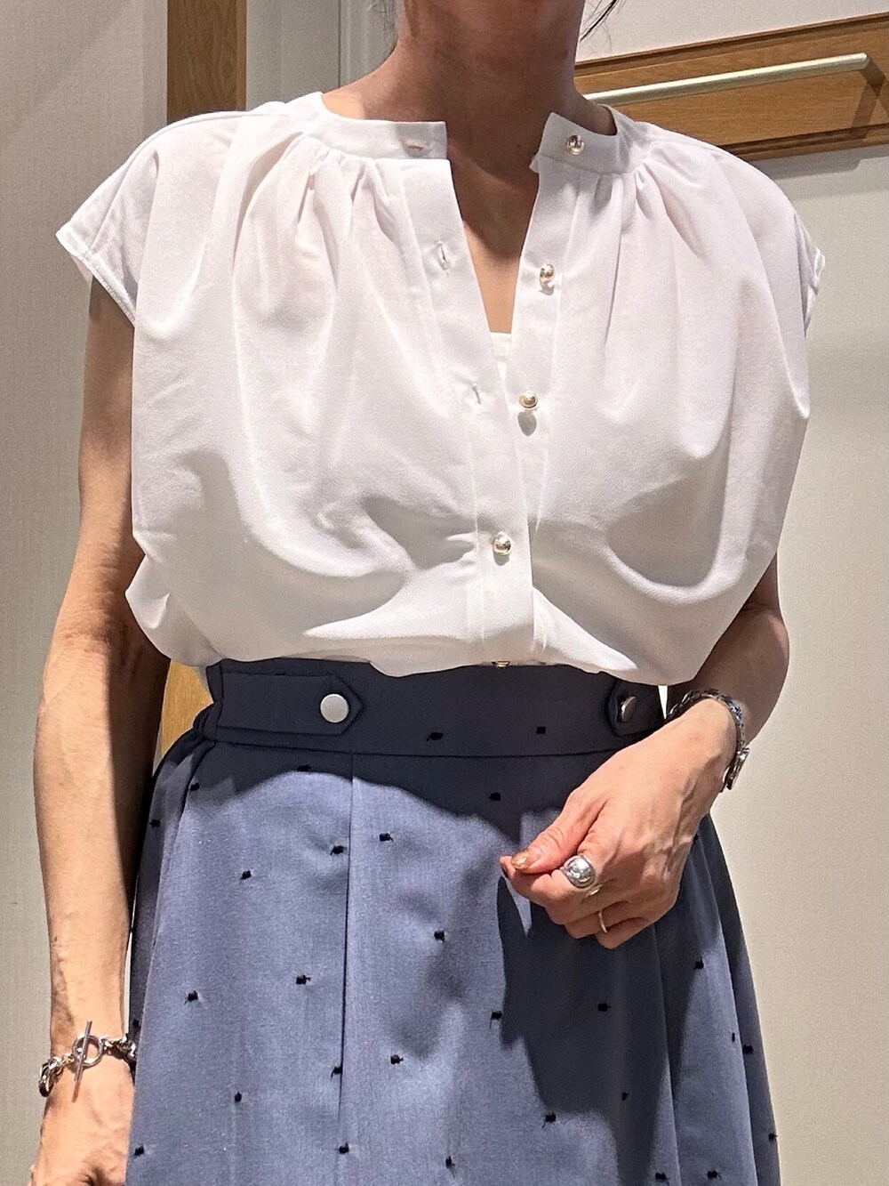 「白シャツ、サンダル、白Tシャツ、夏ファッション、大人可愛い、春夏コーデ、シンプルスタイル、スカートコーデ、低身長女子、甘めカジュアル、カジュアルスタイル、シャツコーデ、オトナカジュアル、キレイめ、40代ファッション」｜「MICO COULIERのエステルカノコカットブラウス（Tシャツ/カットソー、ホワイト系）」を使った、daimonさん（レディース・154cm）の春コーディネートの9枚目の写真