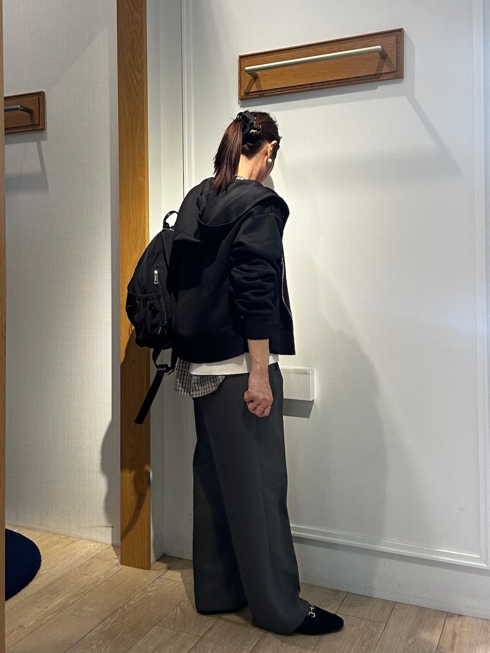 ブラック系のパーカー、ホワイト系のニット/セーター、ブラウン系のシャツ/ブラウスを着用したレディースの秋コーディネートの4枚目の写真