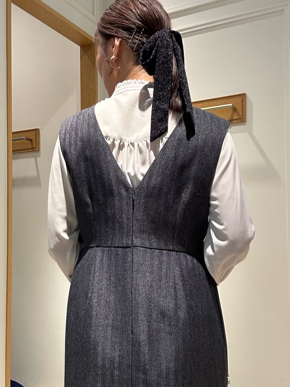 ベージュ系のシャツ/ブラウス、グレー系のワンピース、ホワイト系のカーディガン/ボレロを着用したレディースの秋コーディネートの9枚目の写真