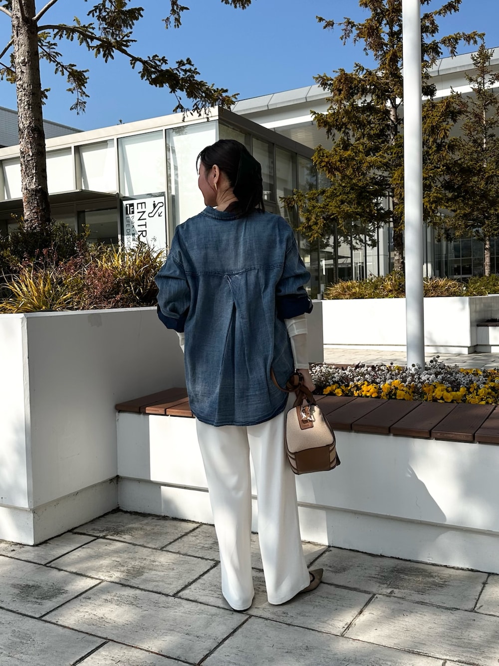 イエロー系のその他アウター、ブルー系のシャツ/ブラウス、ホワイト系のその他パンツを着用したレディースの冬コーディネートの9枚目の写真