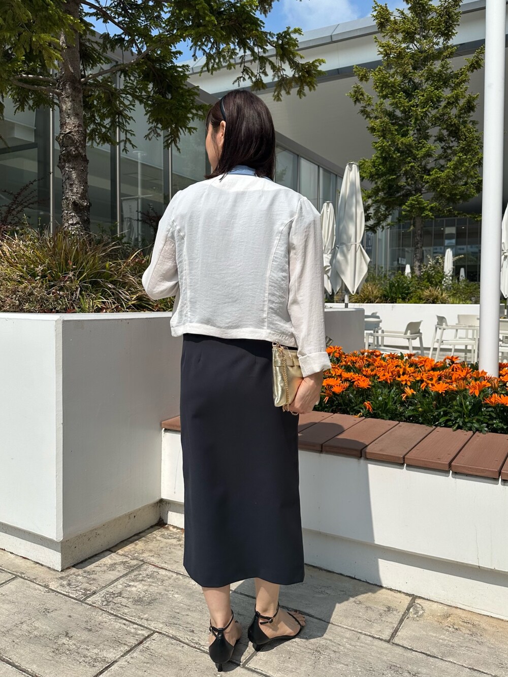 「ショルダーバッグ、シャツスタイル、サンダル、シンプルコーデ、夏ファッション、夏コーデ、キレイめカジュアル、スカートコーデ、オフィスカジュアル、キレイめ、シンプルスタイル、オフィススタイル、低身長コーデ、低身長女子、40代ファッション」|「MICO COULIERのローンレースブラウス(シャツ/ブラウス、ブルー系)」を使った、daimonさん(レディース・154cm)の春コーディネートの5枚目の写真