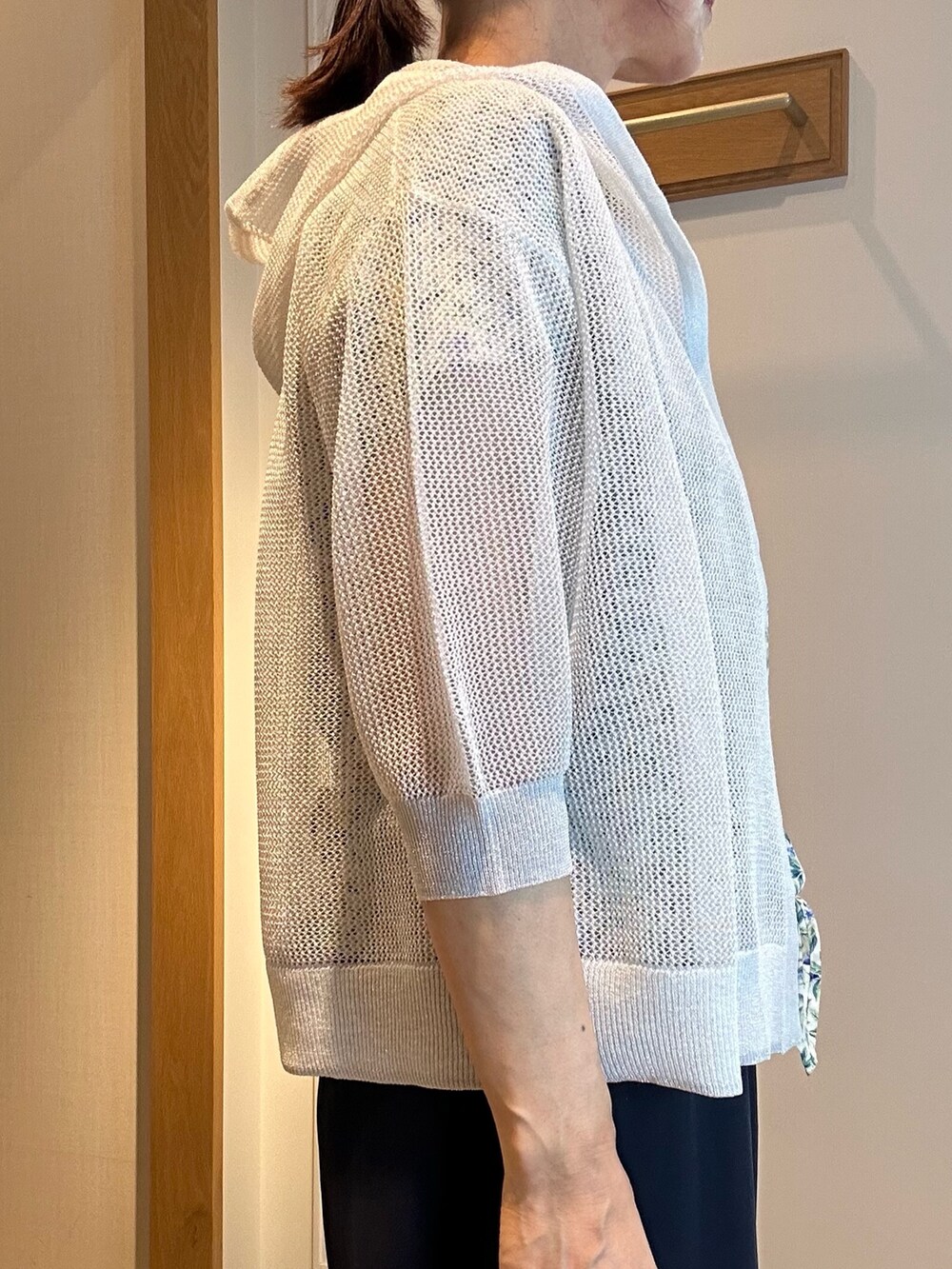 ブルー系のその他パンツ、グリーン系のシャツ/ブラウス、ベージュ系のカーディガン/ボレロを着用したレディースの春コーディネートの6枚目の写真