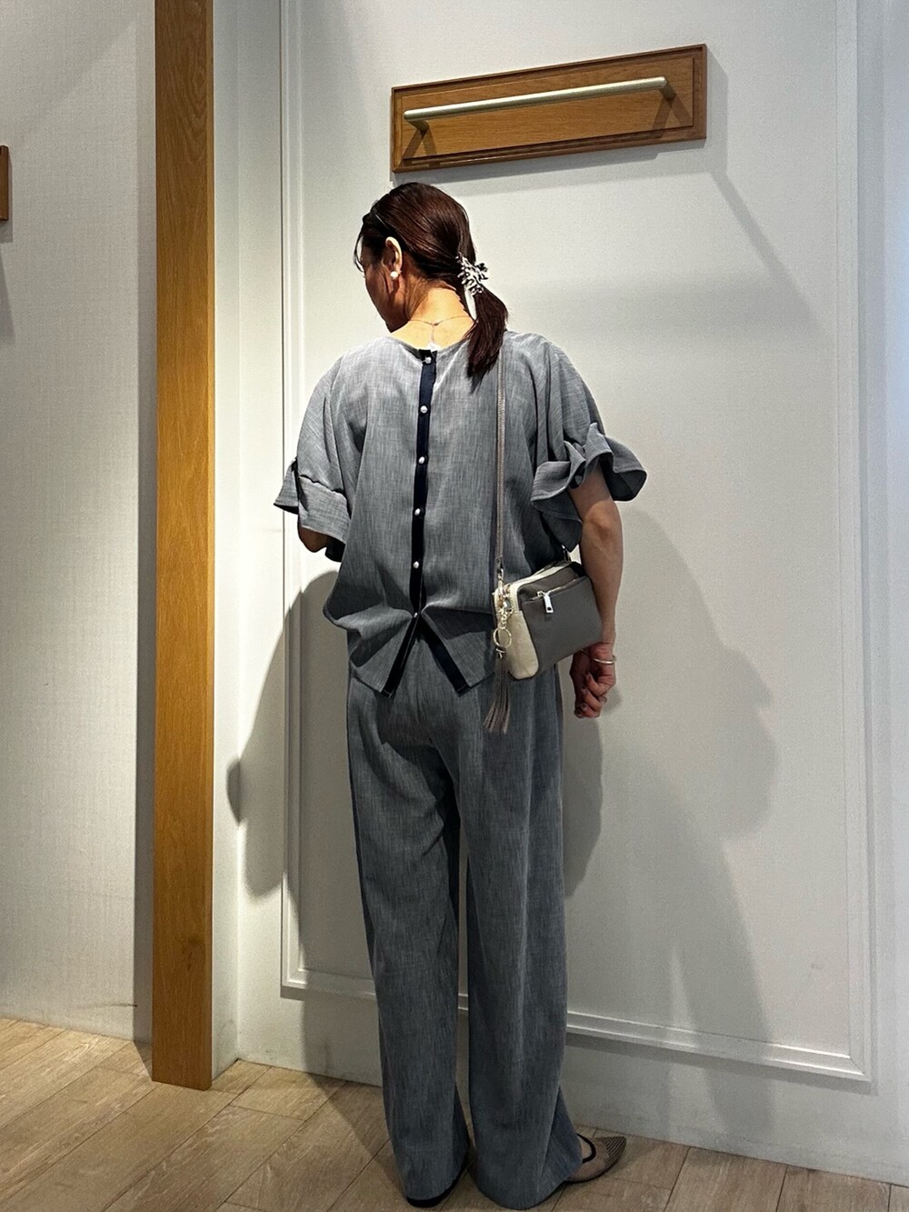 ホワイト系のブルゾン、ブルー系のシャツ/ブラウス、ブルー系のその他パンツを着用したレディースの春コーディネートの9枚目の写真