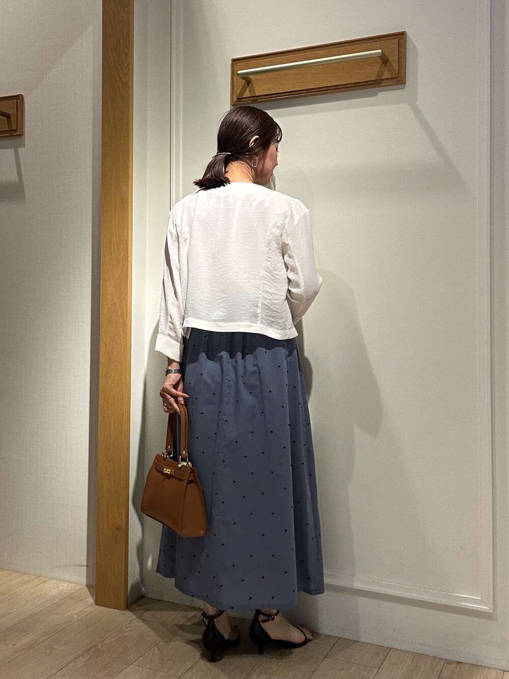 「白シャツ、白Tシャツ、夏ファッション、大人可愛い、春夏コーデ、スカートコーデ、シンプルスタイル、低身長女子、甘めカジュアル、オトナカジュアル、キレイめ、40代ファッション、ママファッション、低身長コーデ、通勤コーデ」|「MICO COULIERの刺繍ドットスカート(スカート、ブルー系)」を使った、daimonさん(レディース・154cm)の春コーディネートの3枚目の写真