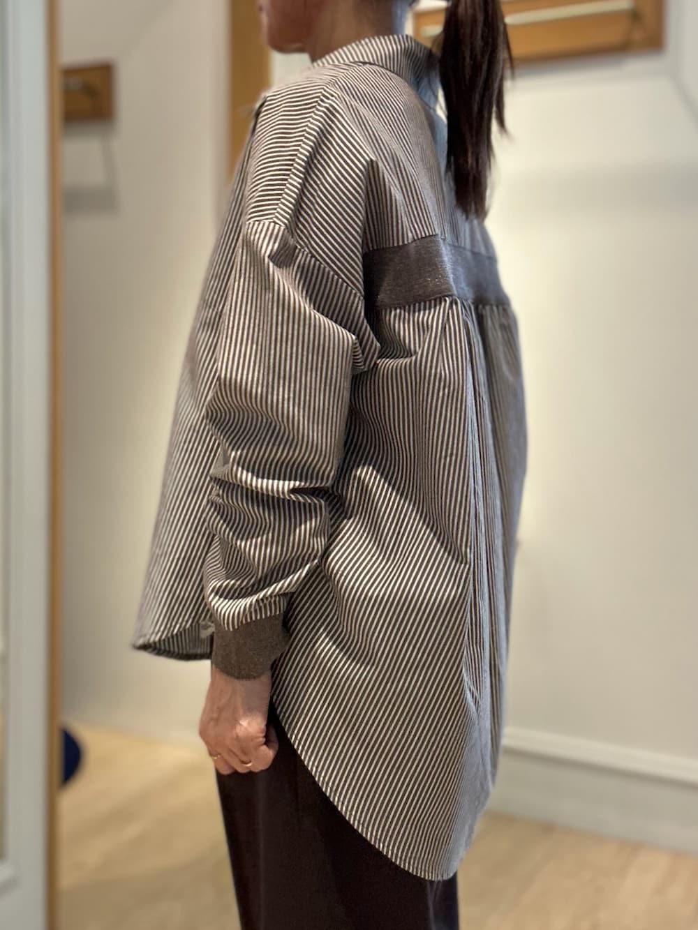 ブラウン系のシャツ/ブラウス、ブラウン系のその他パンツ、ベージュ系のショルダーバッグを着用したレディースの夏コーディネートの7枚目の写真