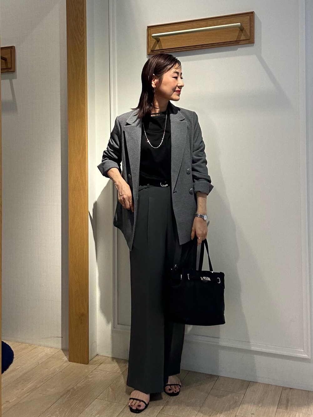 ブラック系のTシャツ/カットソー、グレー系のその他パンツ、グレー系のテーラードジャケットを着用したレディースの秋コーディネートの8枚目の写真