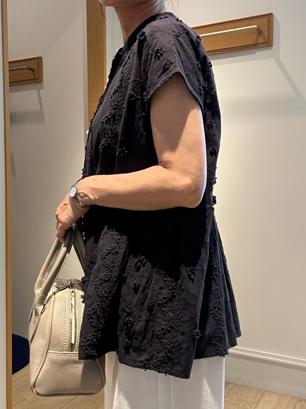 ブラック系のシャツ/ブラウス、ホワイト系のデニムパンツ、ベージュ系のボストンバッグを着用したレディースの夏コーディネートの8枚目の写真