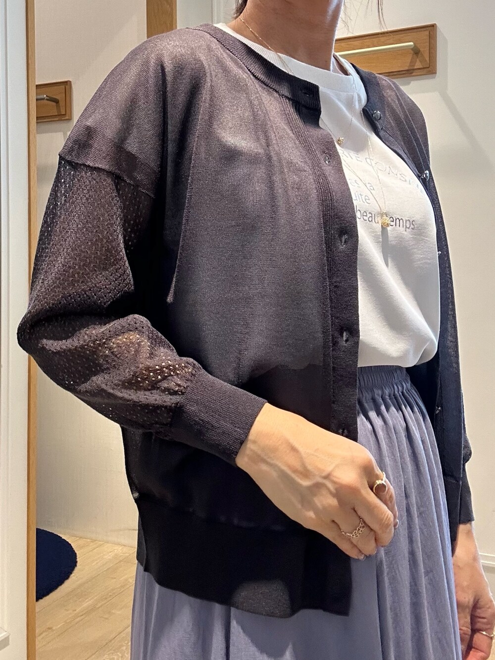 パープル系のスカート、グレー系のカーディガン/ボレロ、ホワイト系のシャツ/ブラウスを着用したレディースの夏コーディネートの7枚目の写真