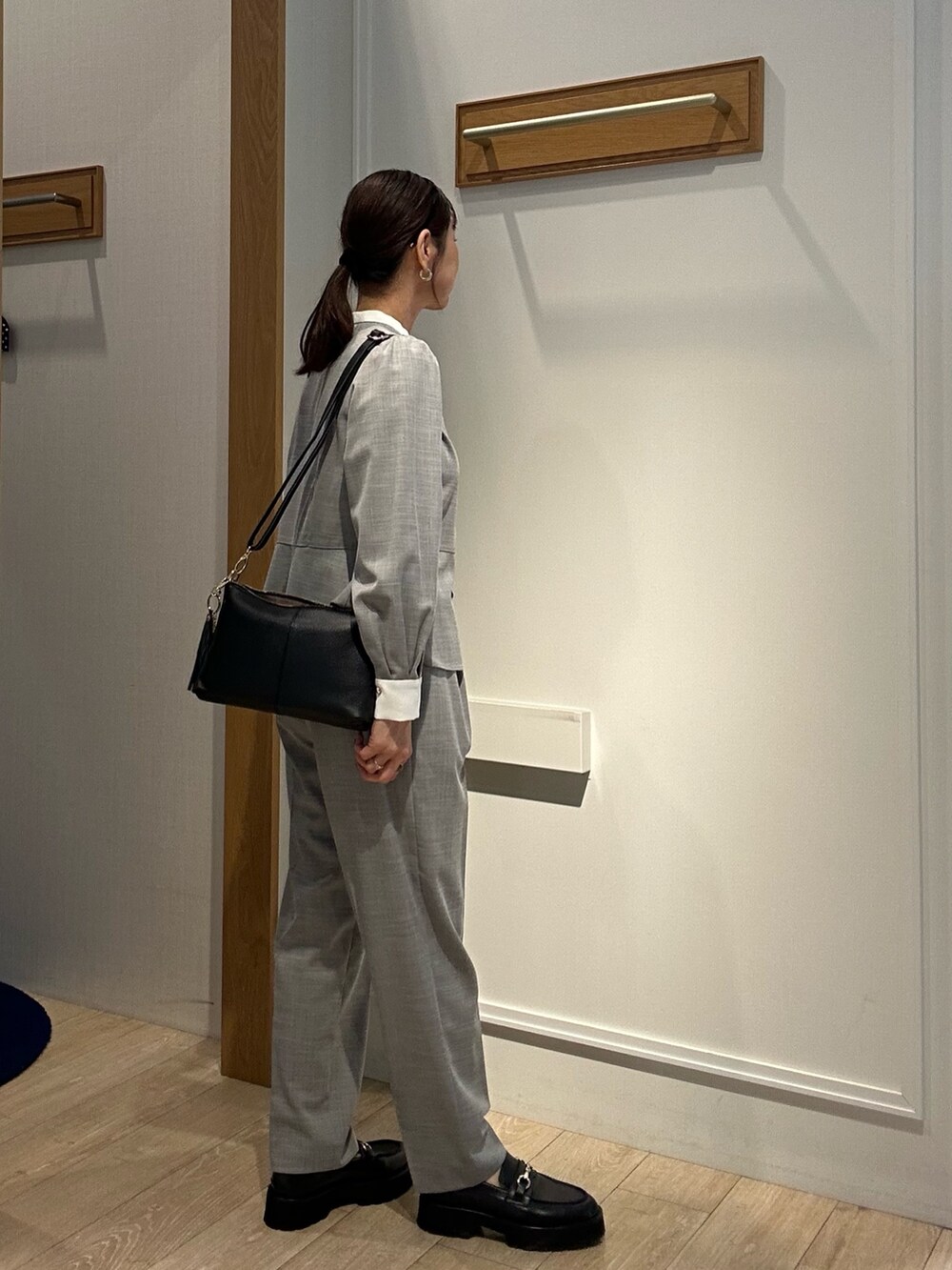 ブラック系のシャツ/ブラウス、ブラック系のその他パンツ、ブラック系のバッグを着用したレディースの冬コーディネートの10枚目の写真