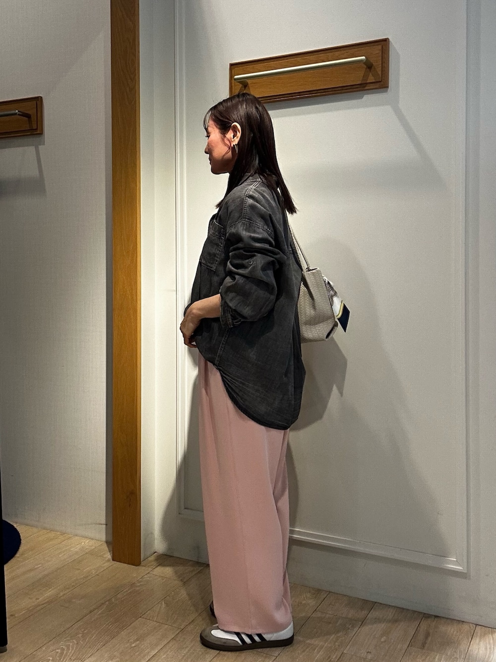 グレー系のシャツ/ブラウス、ホワイト系のトートバッグ、ピンク系のその他パンツを着用したレディースの冬コーディネートの2枚目の写真