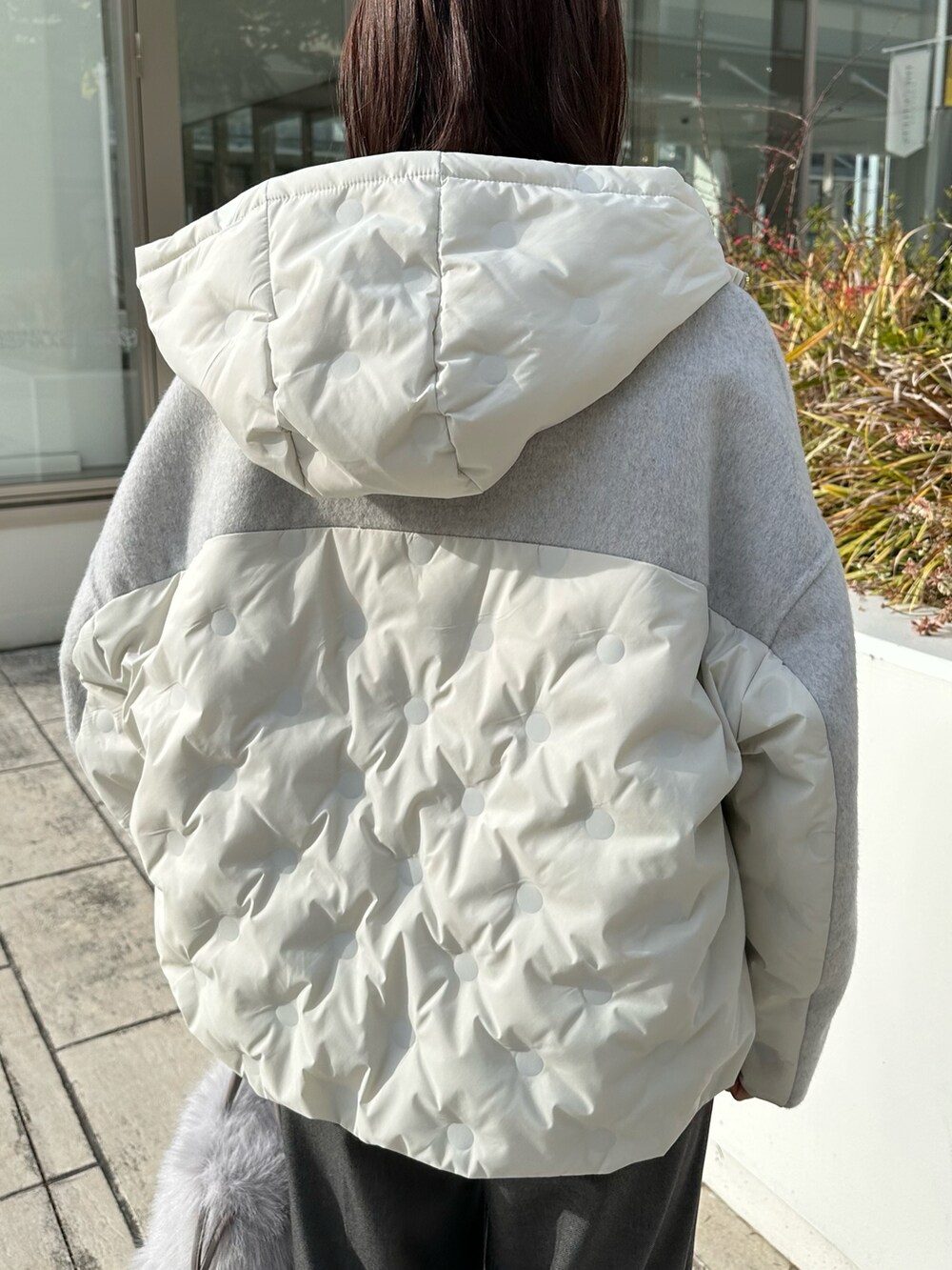 グレー系のその他アウター、オレンジ系のニット/セーターを着用したレディースの冬コーディネートの5枚目の写真