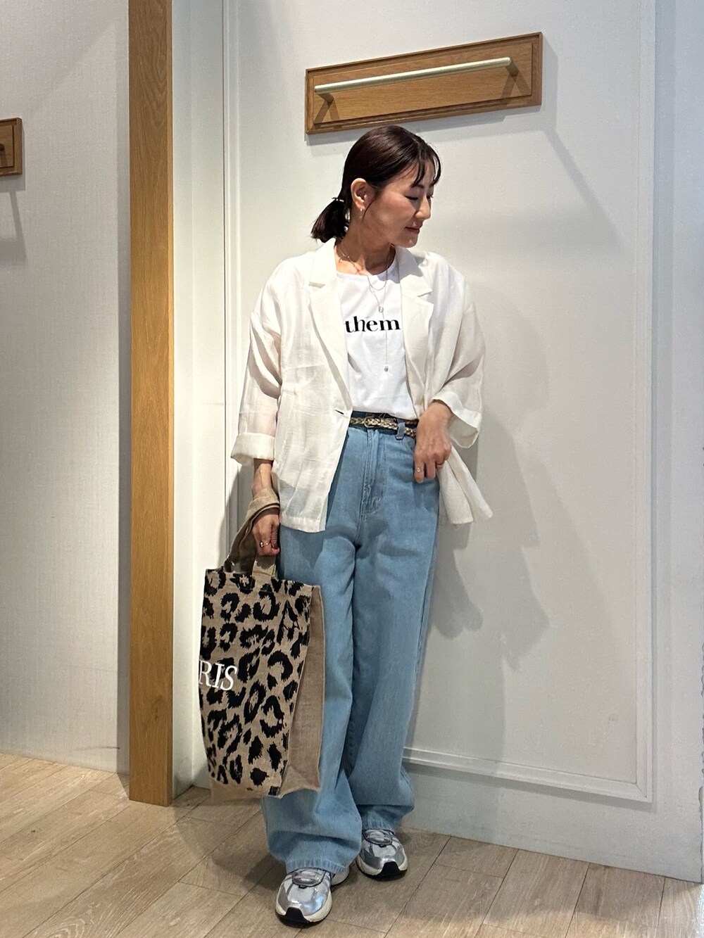 ホワイト系のテーラードジャケット、ホワイト系のTシャツ/カットソー、ブルー系のデニムパンツを着用したレディースの春コーディネートの2枚目の写真