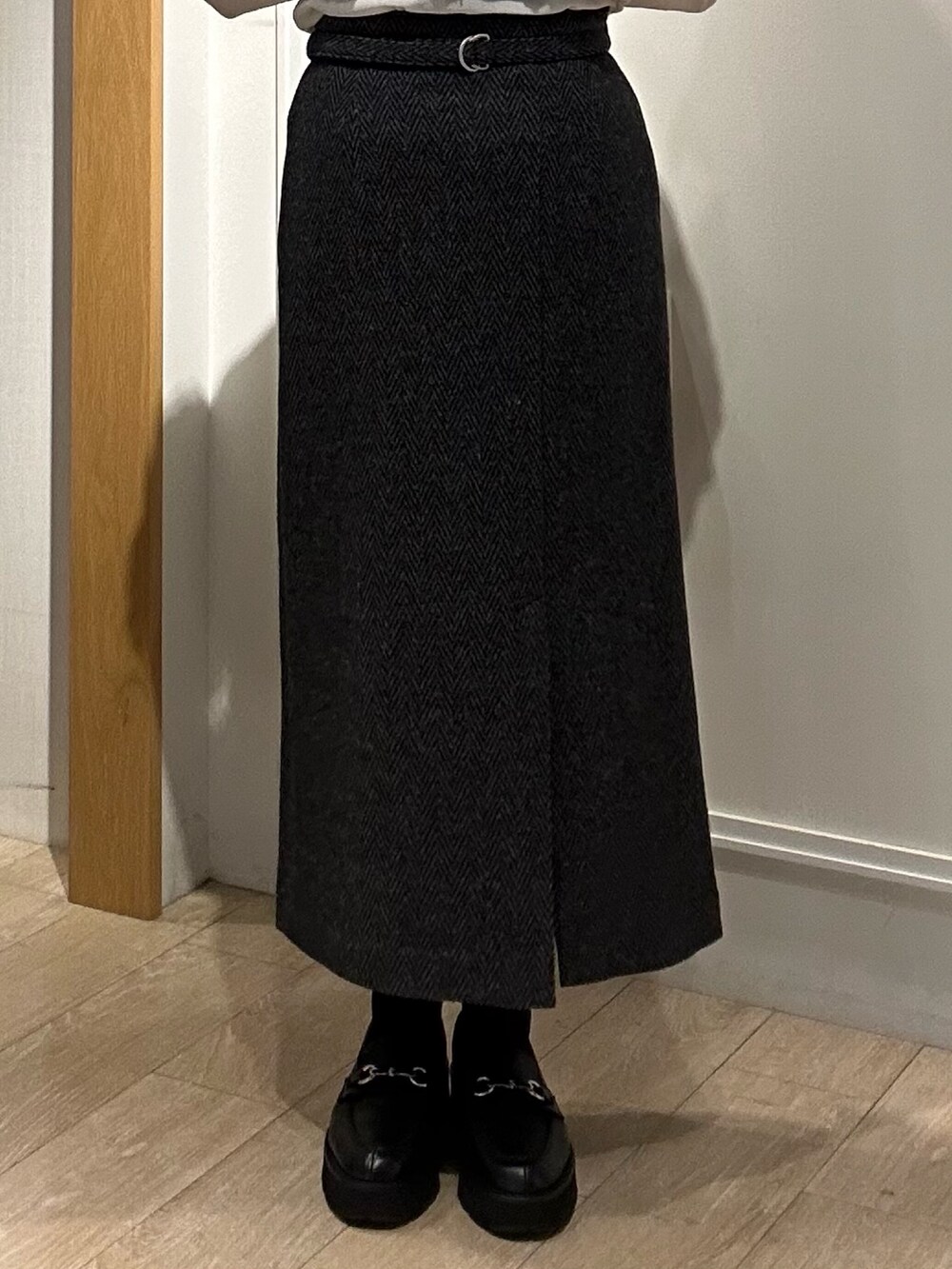 グレー系のブルゾン、ホワイト系のTシャツ/カットソー、グレー系のスカートを着用したレディースの秋コーディネートの9枚目の写真