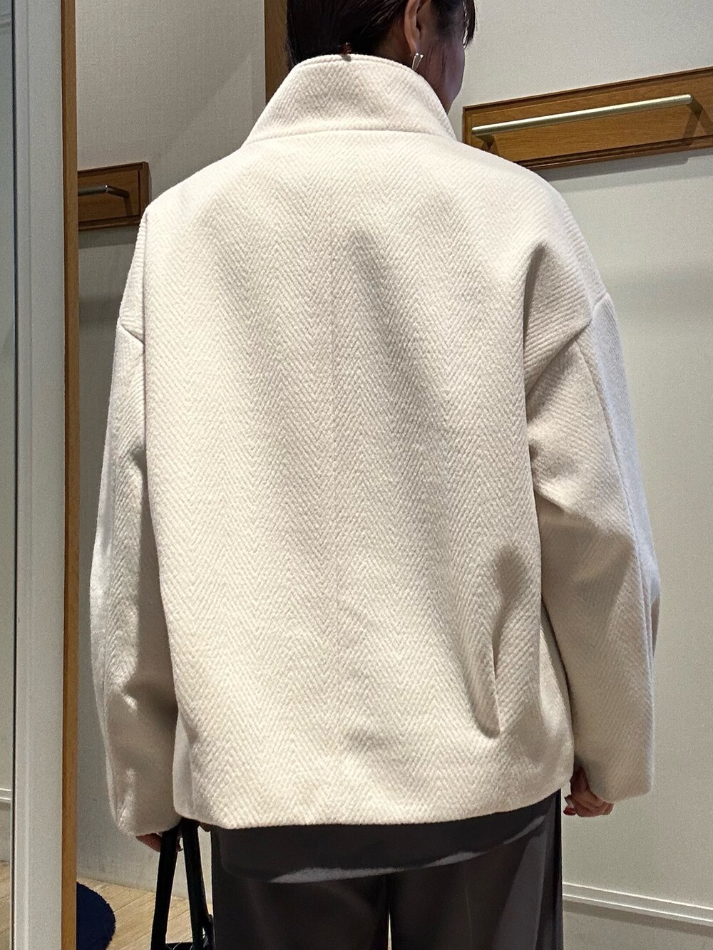グレー系のシャツ/ブラウス、ホワイト系のテーラードジャケット、グレー系のその他パンツを着用したレディースの冬コーディネートの6枚目の写真