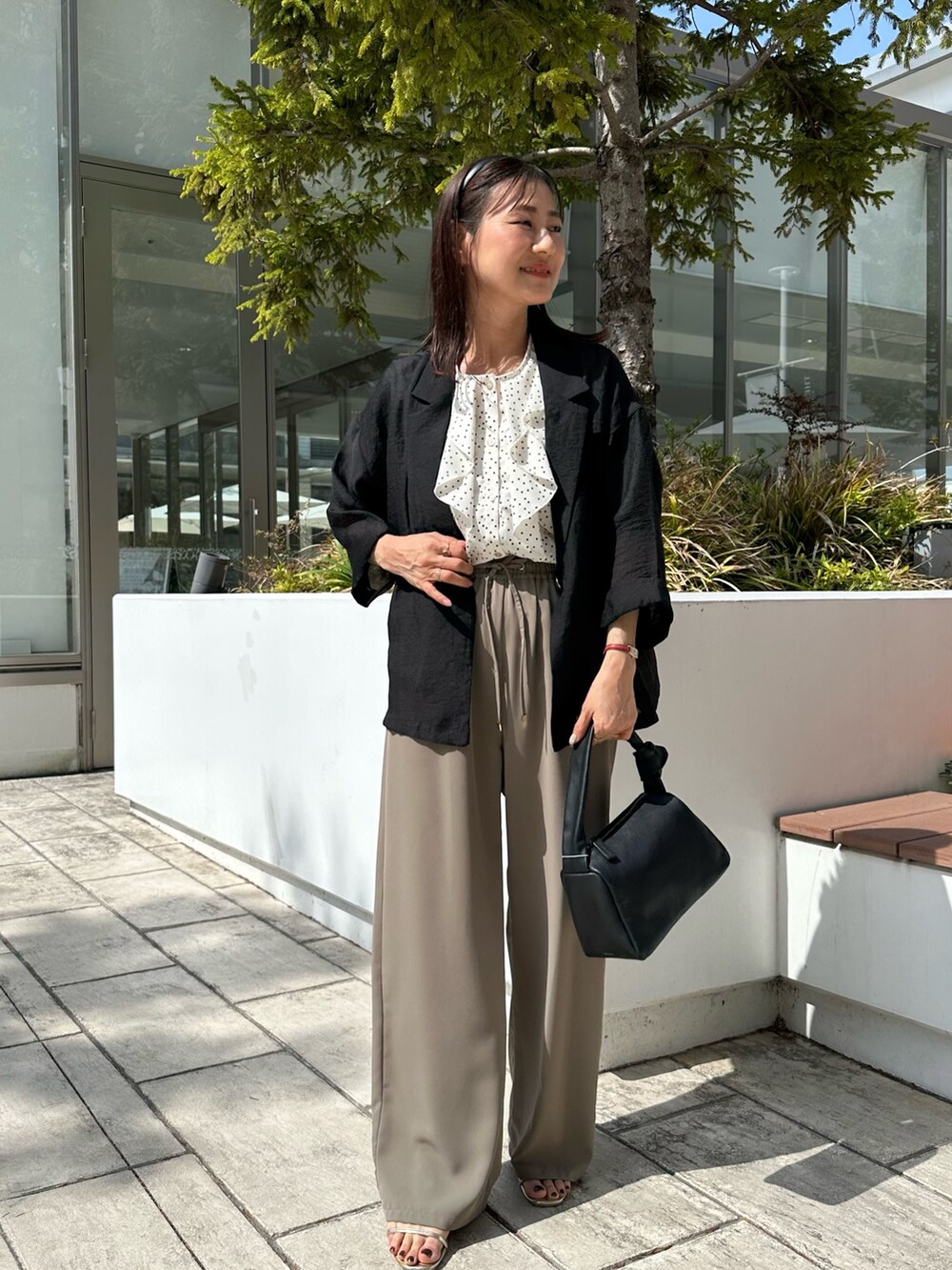 ホワイト系のシャツ/ブラウス、グリーン系のその他パンツ、ブラック系のショルダーバッグを着用したレディースの春コーディネートの10枚目の写真