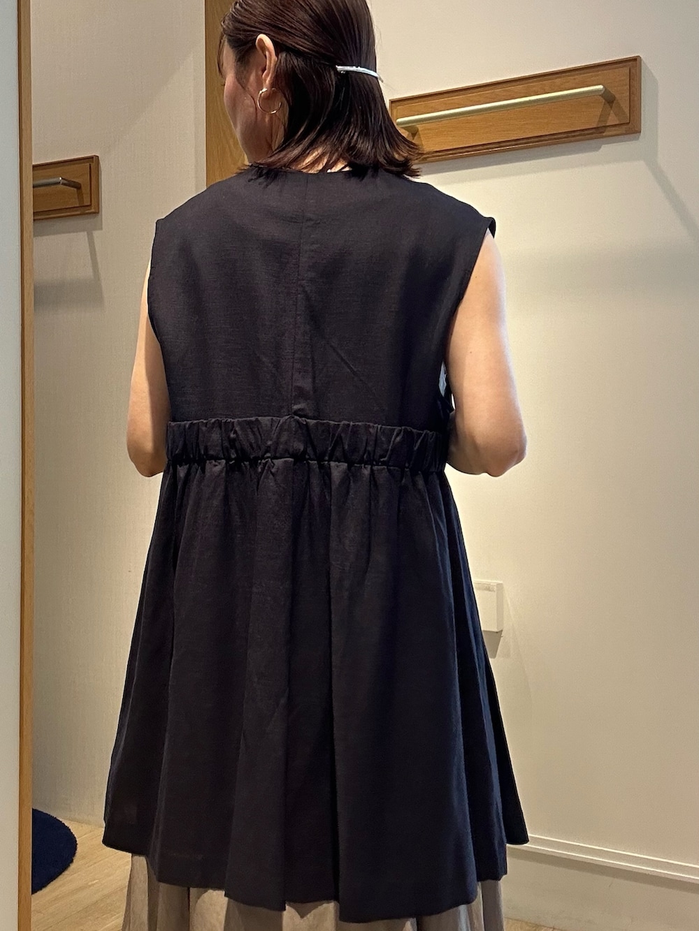 「ノースリーブ、着こなしのちょこっとテク、サンダル、お出かけコーデ、レイヤードスタイル、休日スタイル、おでかけコーデ、大人女子、150cm台コーデ、ママファッション、ワンピーススタイル、ワンピースコーデ、ジレスタイル、ジレコーデ、低身長コーデ」|「MICO COULIERのイージーケアリネンベスト(ノーカラージャケット、ブルー系)」を使った、daimonさん(レディース・154cm)の夏コーディネートの9枚目の写真
