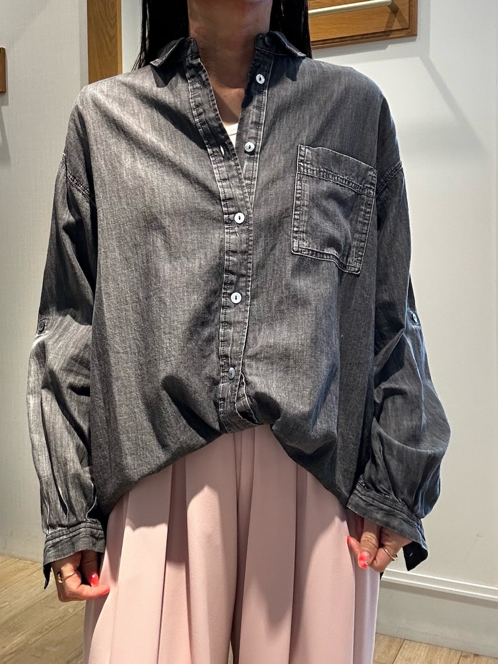 グレー系のシャツ/ブラウス、ホワイト系のトートバッグ、ピンク系のその他パンツを着用したレディースの冬コーディネートの6枚目の写真