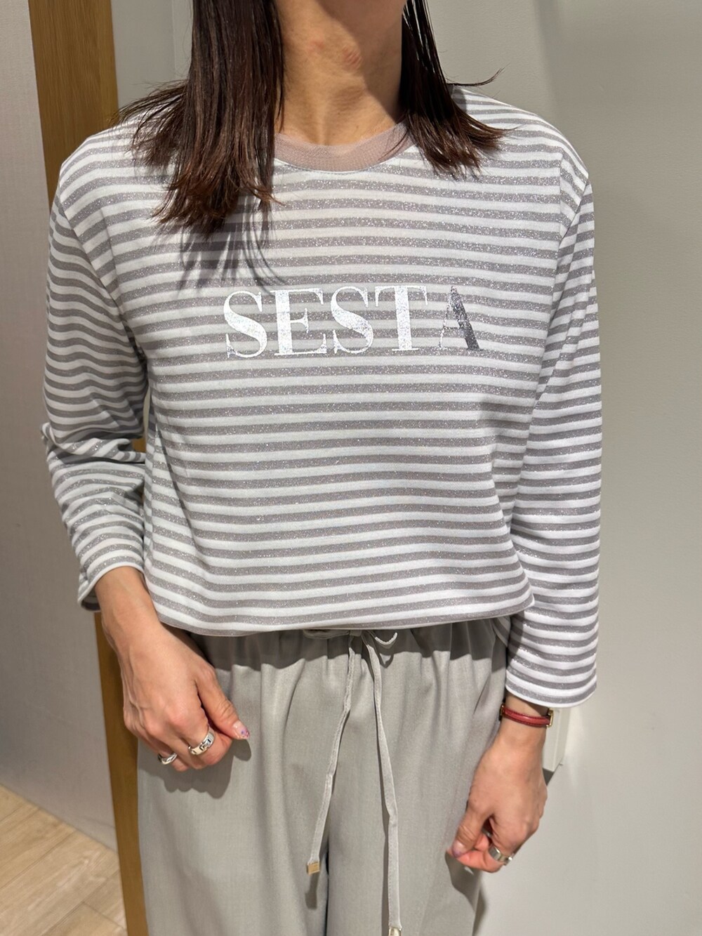 「春コーデ、春めき満開コーデ、春服コーデ、大人可愛い、大人コーデ、春、春服、低身長女子、お花見コーデ、カジュアルコーデ、150cm台コーデ、低身長コーデ、40代ファッション、ボーダートップス、ボーダーTシャツ」｜「MICO COULIERのラメボーダーロゴT（Tシャツ/カットソー、グレー系）」を使った、daimonさん（骨格ナチュラル・レディース・154cm）の春コーディネートの5枚目の写真