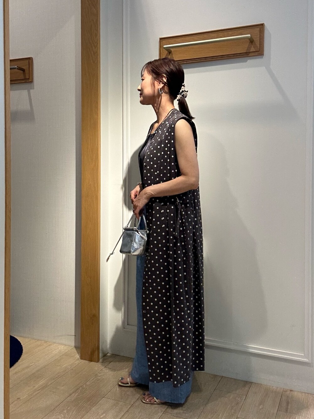 グレー系のワンピース、ブルー系のその他パンツ、グレー系のTシャツ/カットソーを着用したレディースの夏コーディネートの2枚目の写真