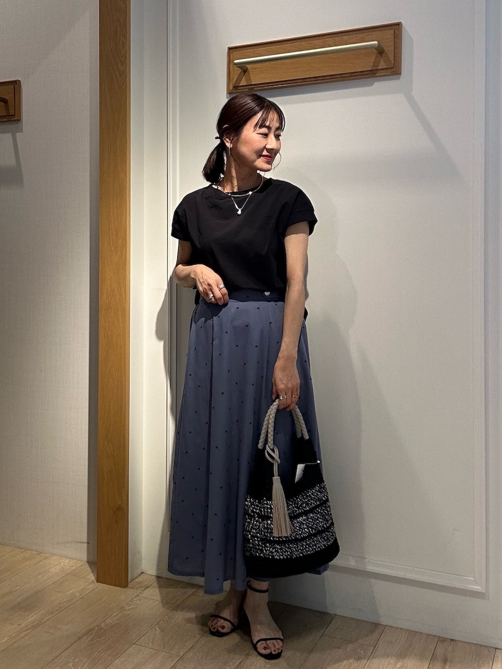「サンダル、黒Tシャツ、低身長コーデ、春夏コーデ、大人カジュアルコーデ、楽チンコーデ、大人コーデ、夏、スカートコーデ、低身長女子、150cm台コーデ、大人カジュアル、大人ファッション、40代ファッション、ドットスカート」｜「fredy couleurのマチ付デザイン袖麻調カットT（Tシャツ/カットソー、ブラック系）」を使った、daimonさん（レディース・154cm）の夏コーディネートの4枚目の写真