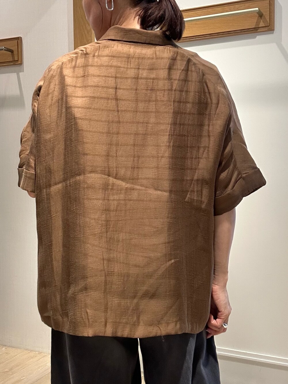 ホワイト系のTシャツ/カットソー、ホワイト系のボストンバッグ、ブラウン系のテーラードジャケットを着用したレディースの夏コーディネートの9枚目の写真