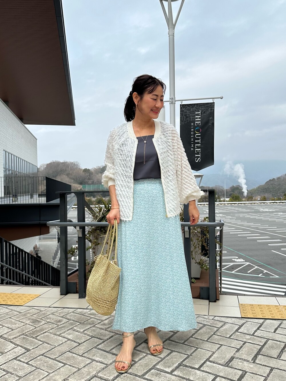 「春コーデ、春めき満開コーデ、春服コーデ、大人可愛い、大人コーデ、春、低身長女子、お花見コーデ、150cm台コーデ、低身長コーデ、シャギーカーディガン、花柄、花柄スカート、シアー、春服」｜「MICO COULIERのミニフラワープリントスカート（スカート、グリーン系）」を使った、daimonさん（骨格ナチュラル・レディース・154cm）の春コーディネートの4枚目の写真