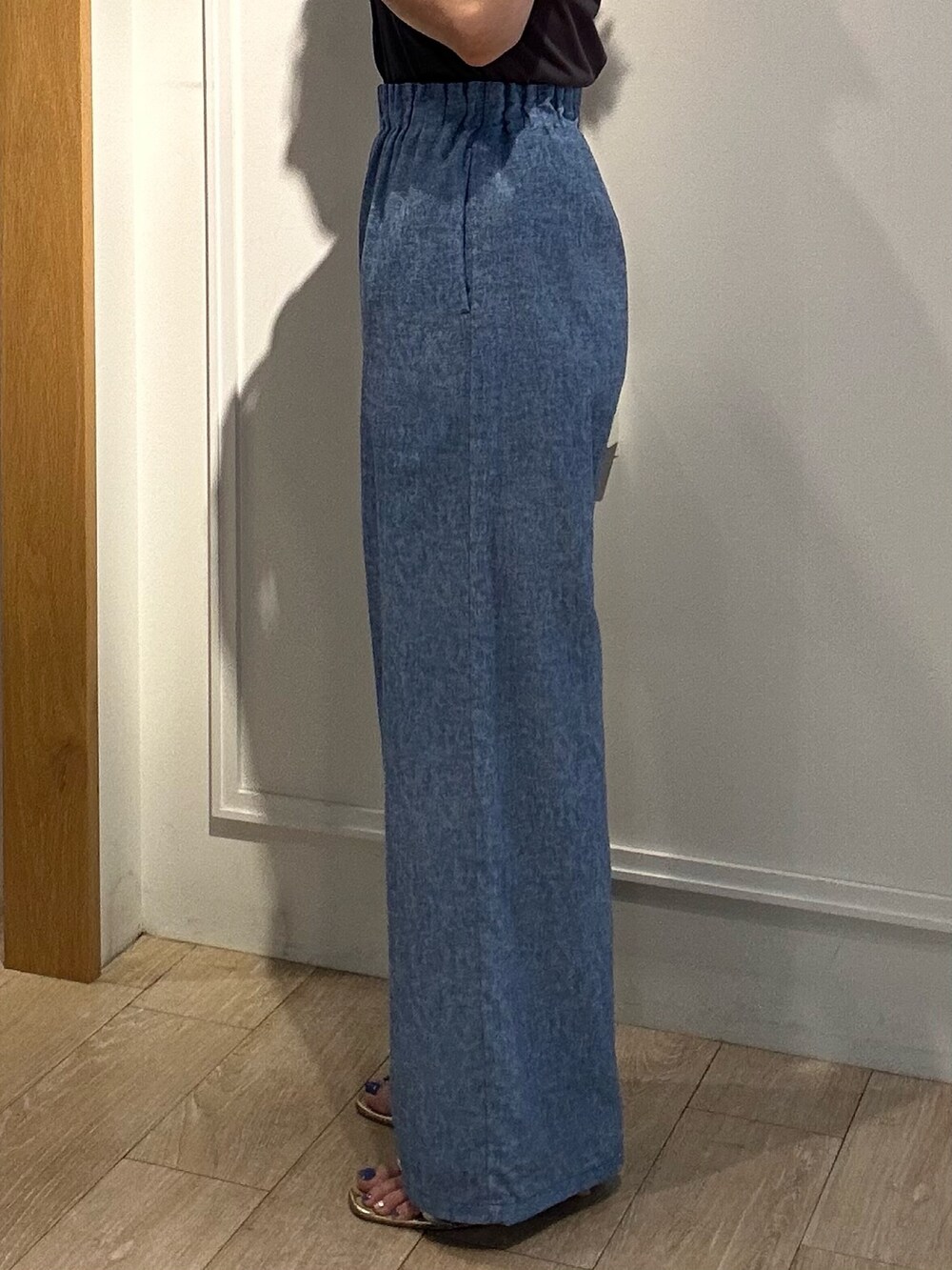 グレー系のワンピース、ブルー系のその他パンツ、グレー系のTシャツ/カットソーを着用したレディースの夏コーディネートの8枚目の写真