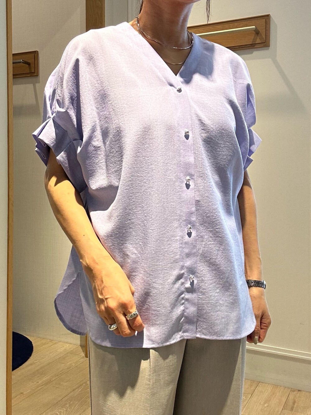 パープル系のシャツ/ブラウス、ブルー系のスカート、ブラック系のショルダーバッグを着用したレディースの春コーディネートの5枚目の写真