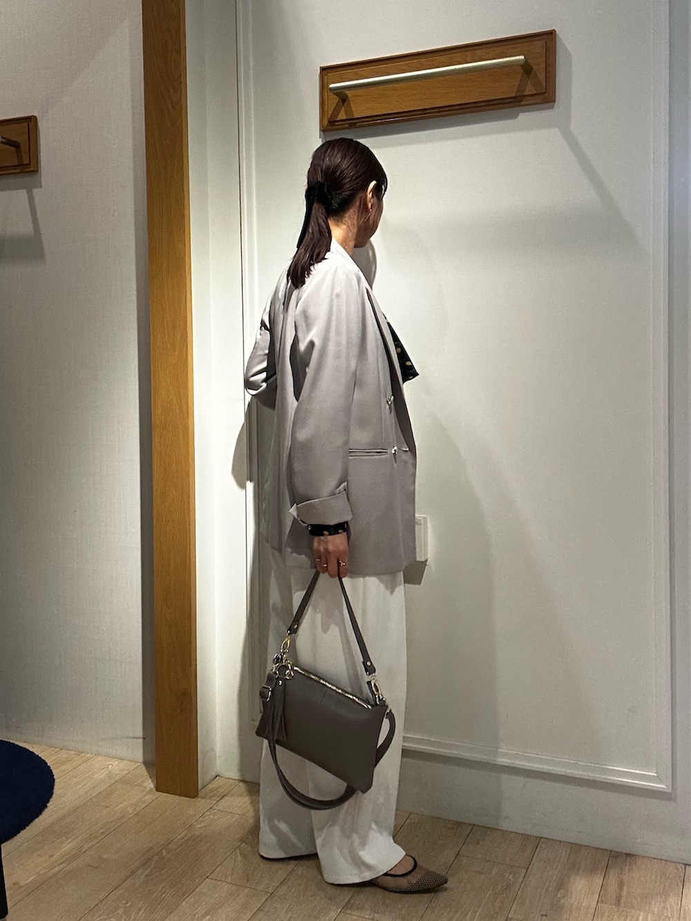 ブルー系のシャツ/ブラウス、ホワイト系のその他パンツ、グレー系のショルダーバッグを着用したレディースの春コーディネートの9枚目の写真