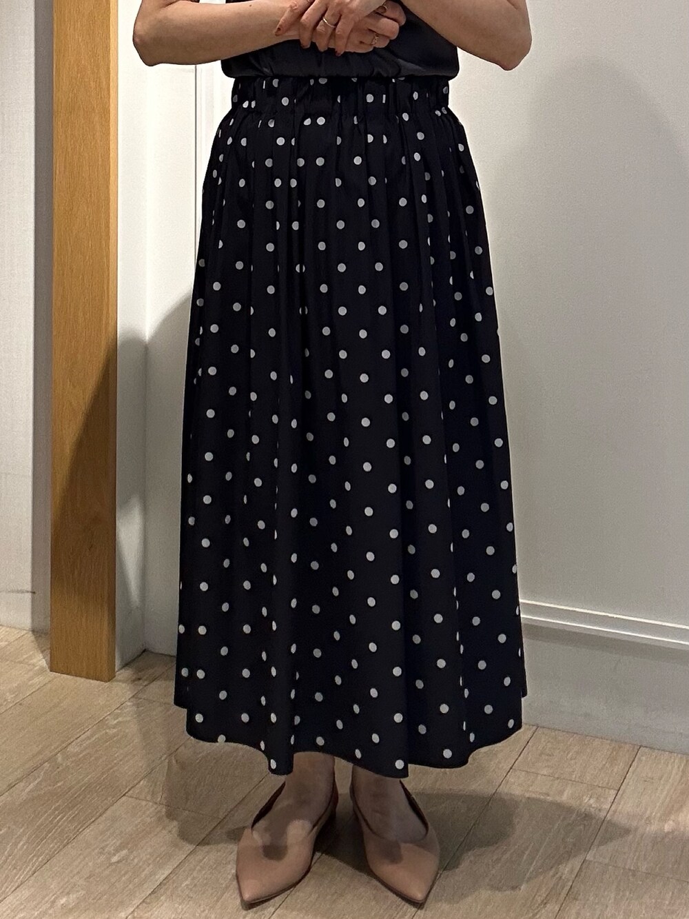 ホワイト系のテーラードジャケット、グレー系のTシャツ/カットソー、ブラック系のスカートを着用したレディースの春コーディネートの8枚目の写真