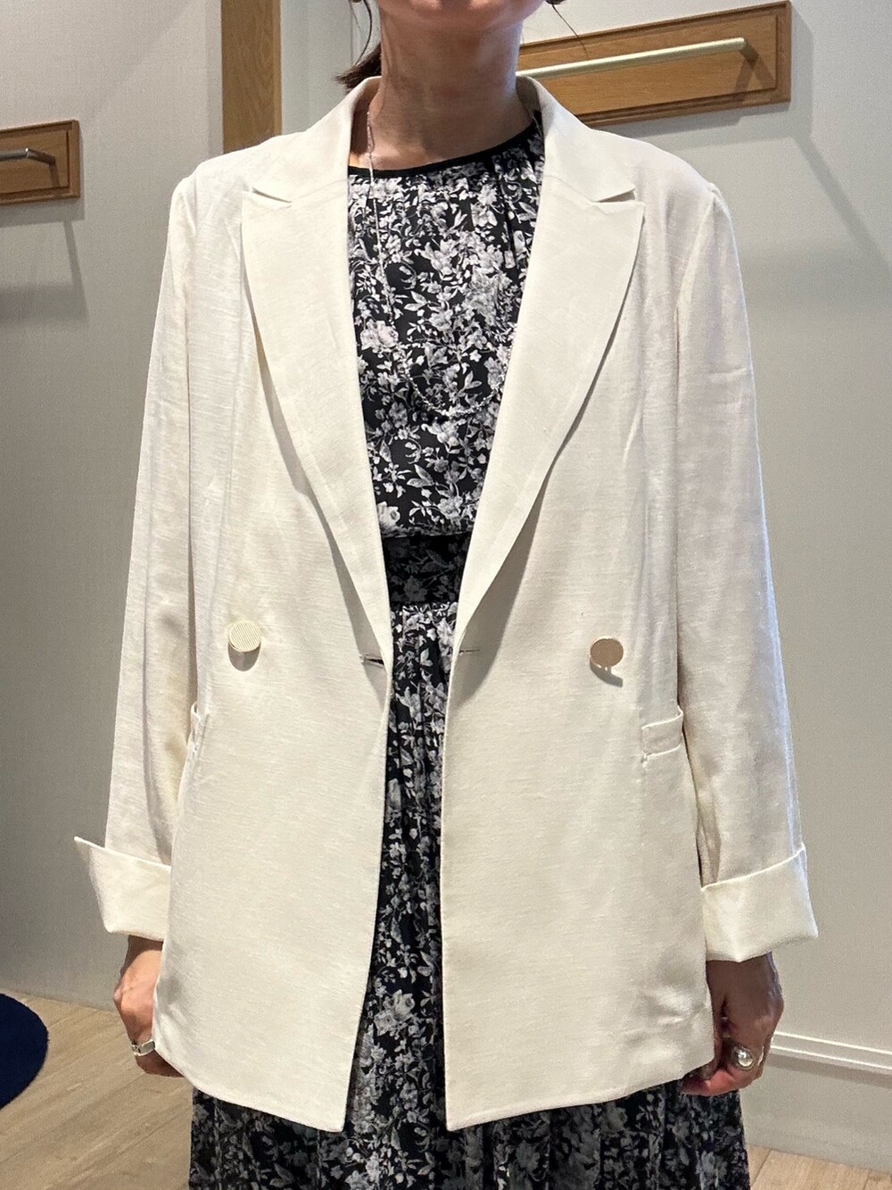 ブラック系のワンピース、ホワイト系のテーラードジャケット、ブラック系のショルダーバッグを着用したレディースの夏コーディネートの5枚目の写真