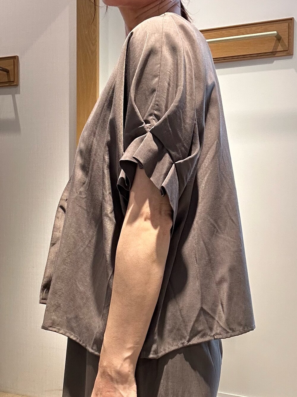 ブラウン系のサンダル、ホワイト系のTシャツ/カットソー、グリーン系のノーカラージャケットを着用したレディースの夏コーディネートの6枚目の写真